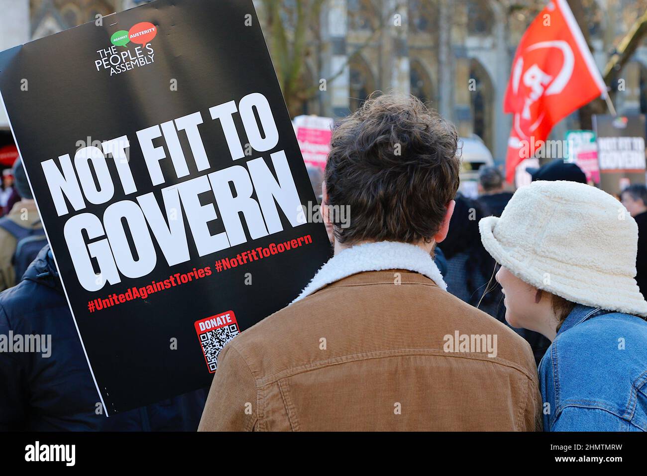 Westminster, London, Großbritannien. 12. Februar 2022. Im ganzen Land werden Proteste stattfinden, da die Wut über die Lebenshaltungskosten steigt. Ein Paar hält ein Banner, das nicht regierungsfähig ist. Foto-Kredit: Paul Lawrenson /Alamy Live Nachrichten Stockfoto