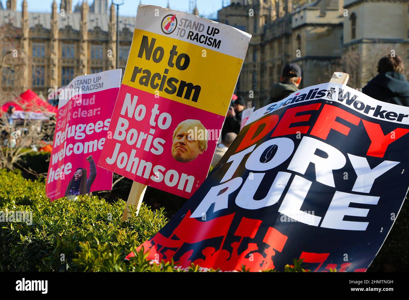 Westminster, London, Großbritannien. 12. Februar 2022. Im ganzen Land werden Proteste stattfinden, da die Wut über die Lebenshaltungskosten steigt. Trotzen Sie der Torregel und nein zu boris johnson Spruchbändern. Foto-Kredit: Paul Lawrenson /Alamy Live Nachrichten Stockfoto