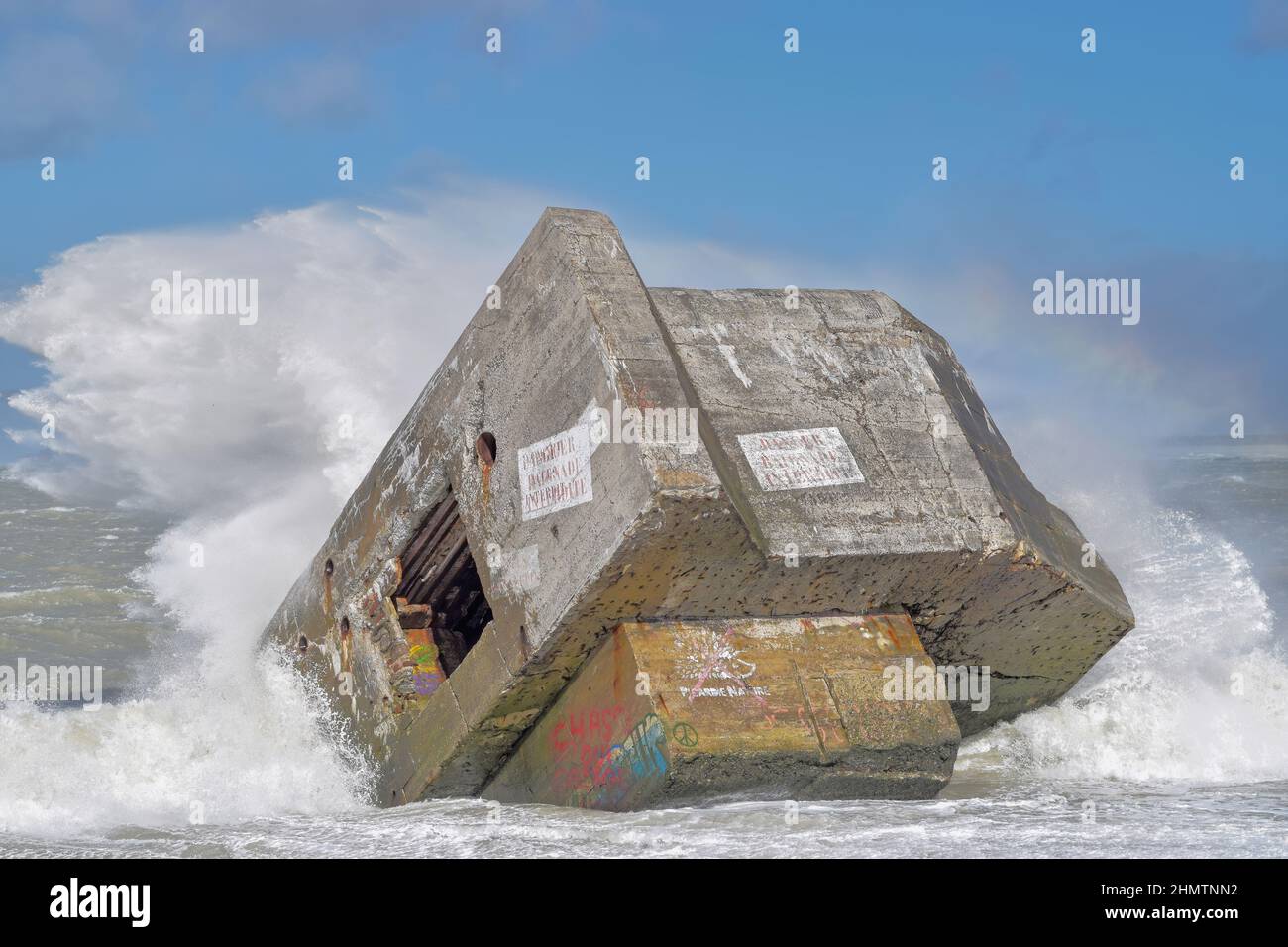 Le blockhaus du Hourdel dans la Tempête, vagues géantes sur le monstre de béton. Stockfoto