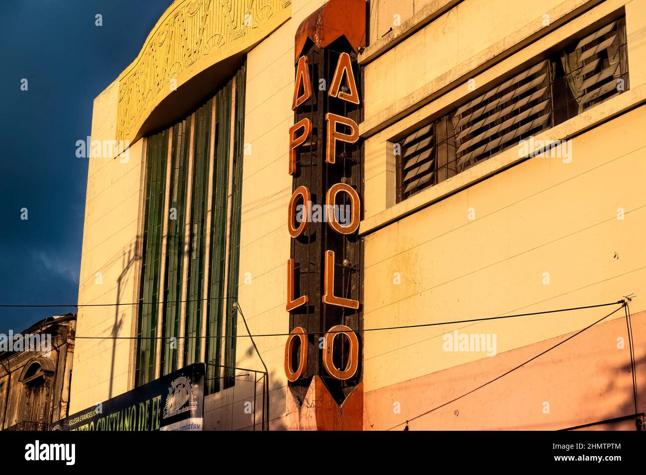 Sonnenuntergang im alten Art déco-Apolo-Theater, San Salvador, El Salvador Stockfoto