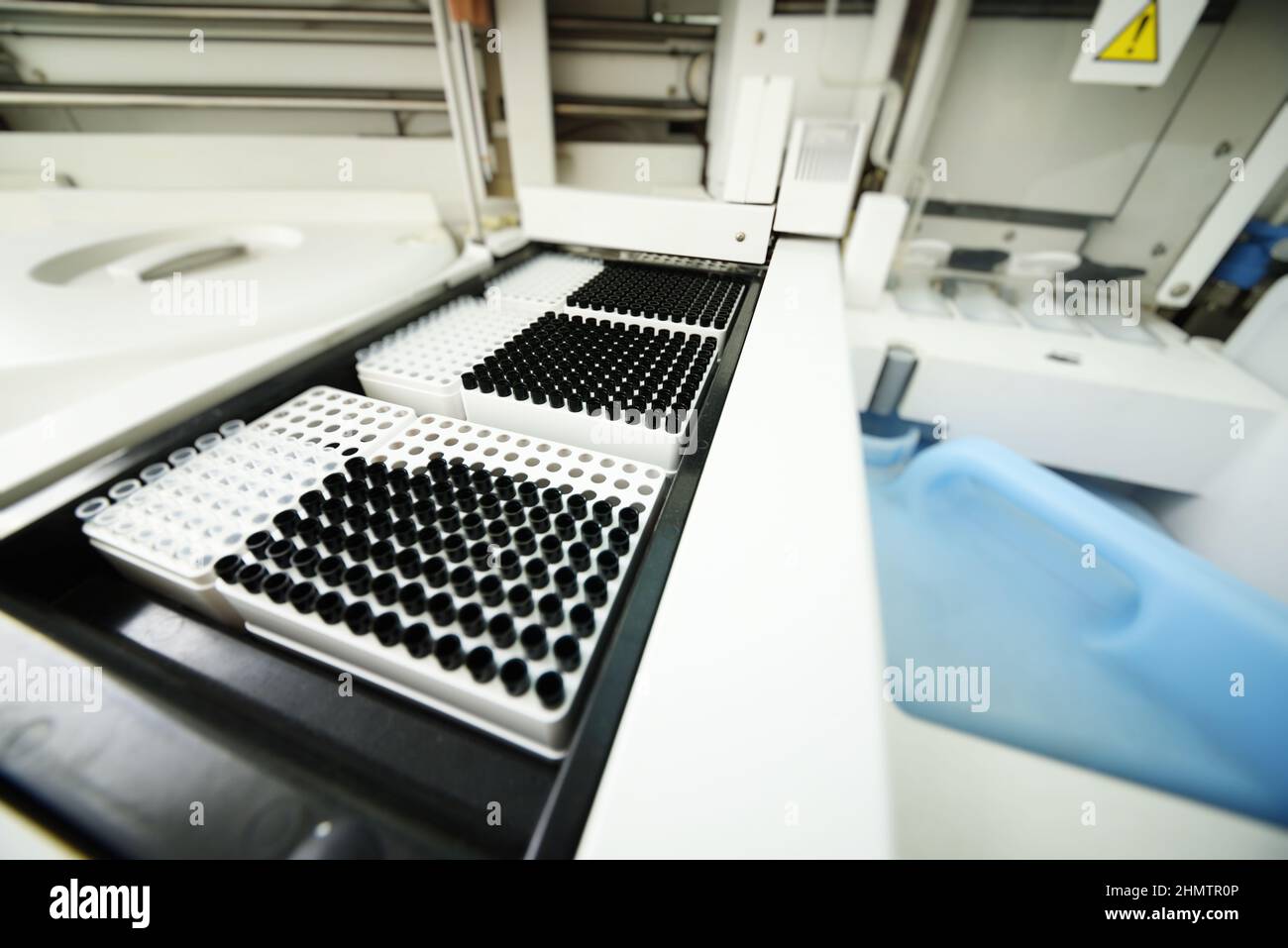 analysator mit Behältern mit Reagenzgläsern in Nahaufnahme in einem PCR-Labor Stockfoto