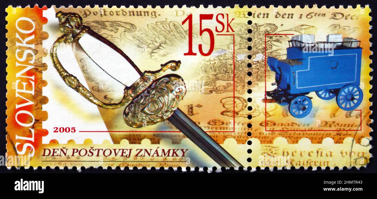 SLOWAKEI - UM 2005: Eine in der Slowakei gedruckte Briefmarke, die dem Tag der Briefmarke gewidmet ist, zeigt Postauto und Waffe, um 2005 Stockfoto