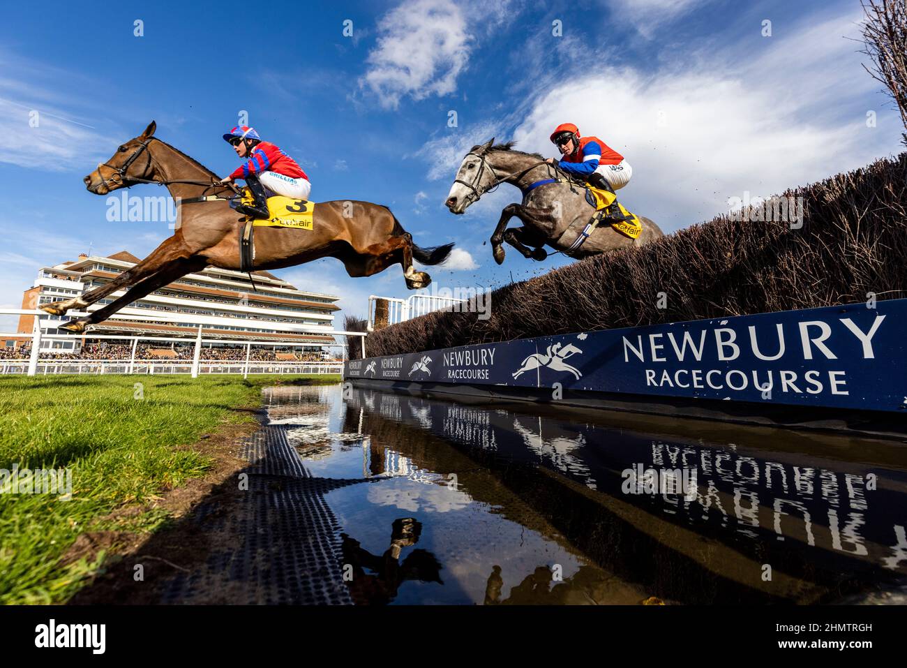 Beim Betfair Super Saturday auf der Rennbahn Newbury Racecourse werden die Novices Limited Handicap Chase von Betfair Cheltenham Roarcast Novices mit Jockey James Bowen und Grumpy Charley, die von Jockey Bryan Carver gefahren werden, auf eine ausgefallene Art geritten. Bilddatum: Samstag, 12. Februar 2022. Stockfoto