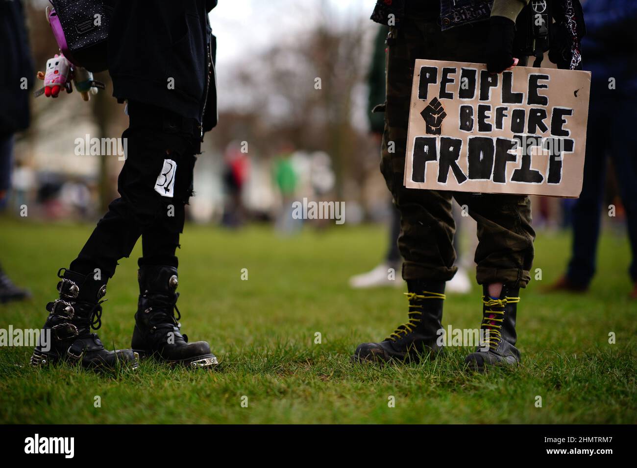 Menschen in Bristol nehmen an der landesweiten Volksversammlung Teil, um gegen die Lebenshaltungskrise zu protestieren. Bilddatum: Samstag, 12. Februar 2022. Stockfoto
