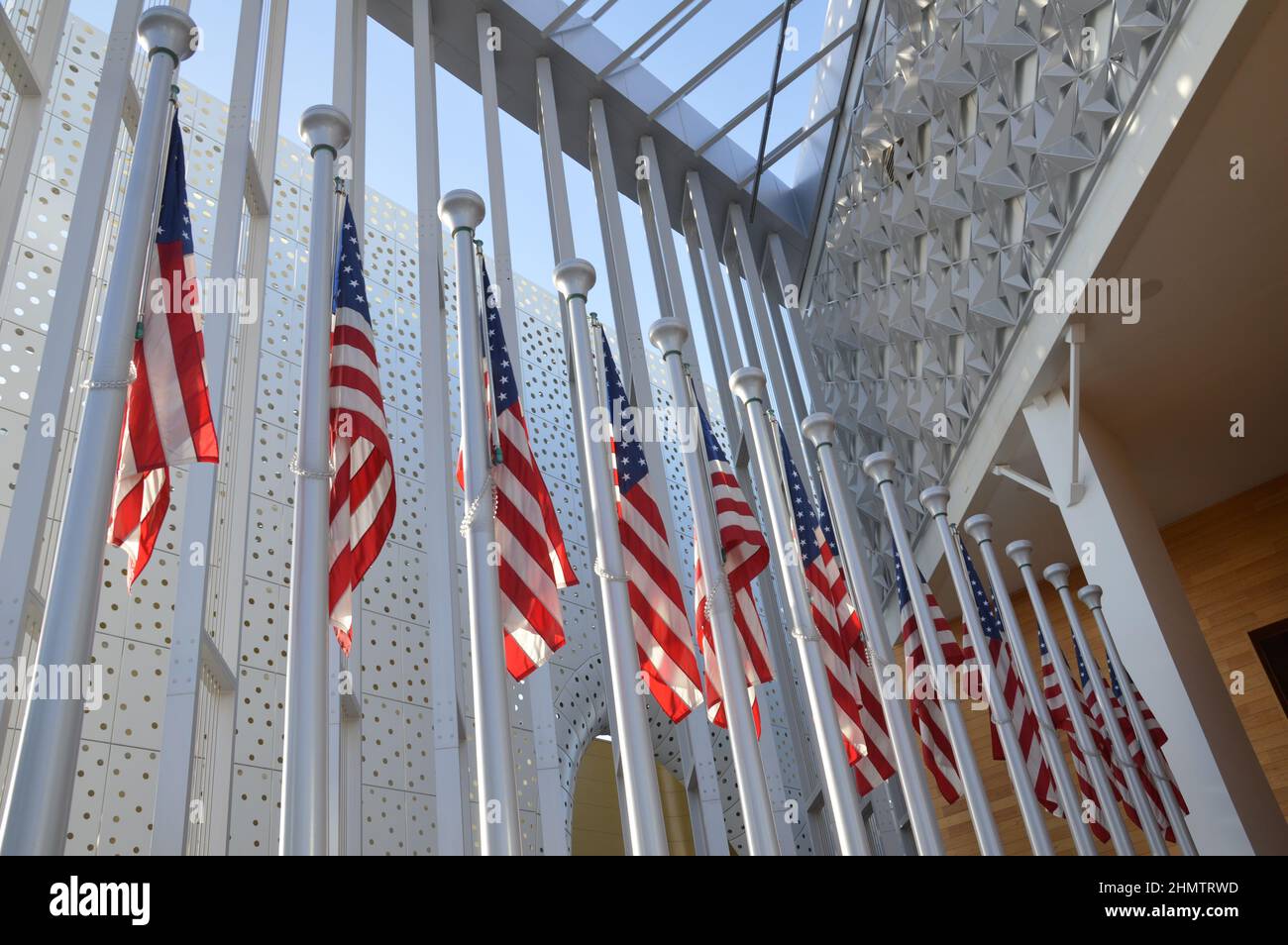 US-Flaggen schmücken den US-Pavillon auf der Expo 2020 Dubai, Vereinigte Arabische Emirate - 1. Februar 2022. Stockfoto