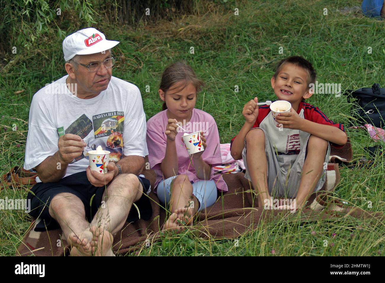 Brenno, Wielkopolska Großpolen, Polen, Polska; Großvater und seine Enkel essen während des Picknicks Dziadek i wnuki Eis Stockfoto