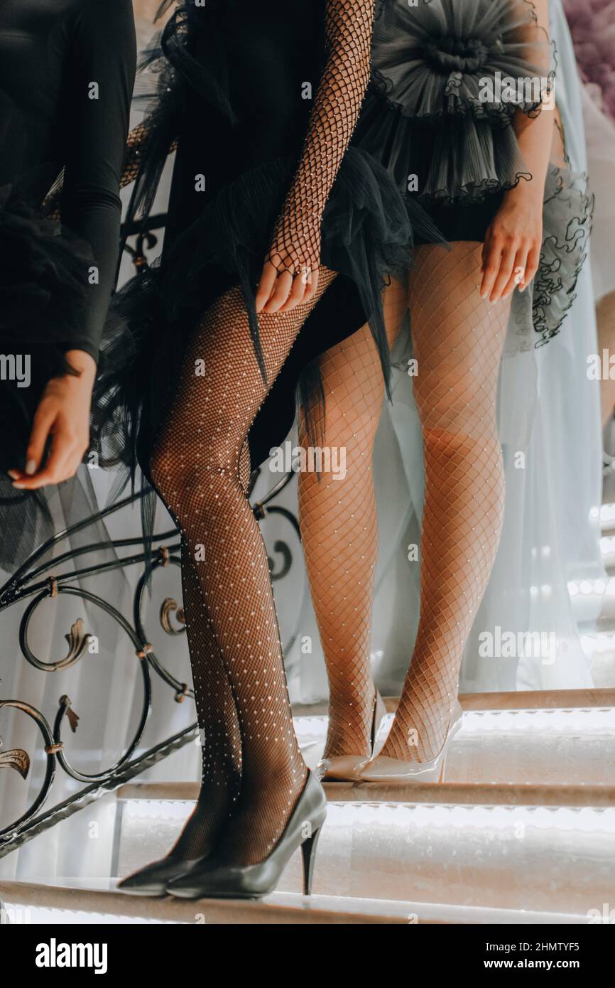 Weibliche Figuren in Cocktailkleider und Pailletten-Netzstrumpfhosen Stockfoto