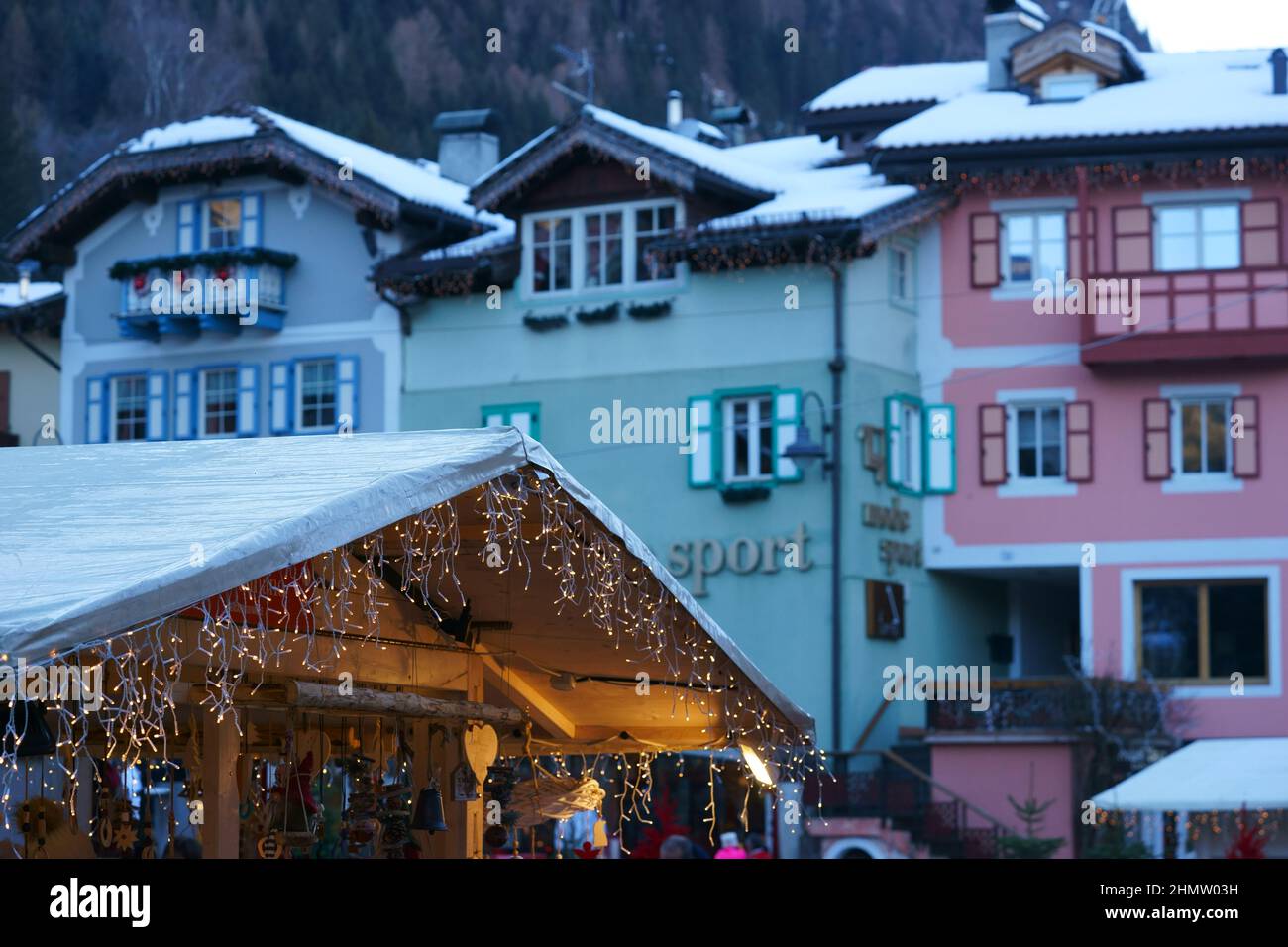 Weihnachtsmarkt in Moena, Fassatal, Trient, Trentino-Südtirol, Italien Stockfoto