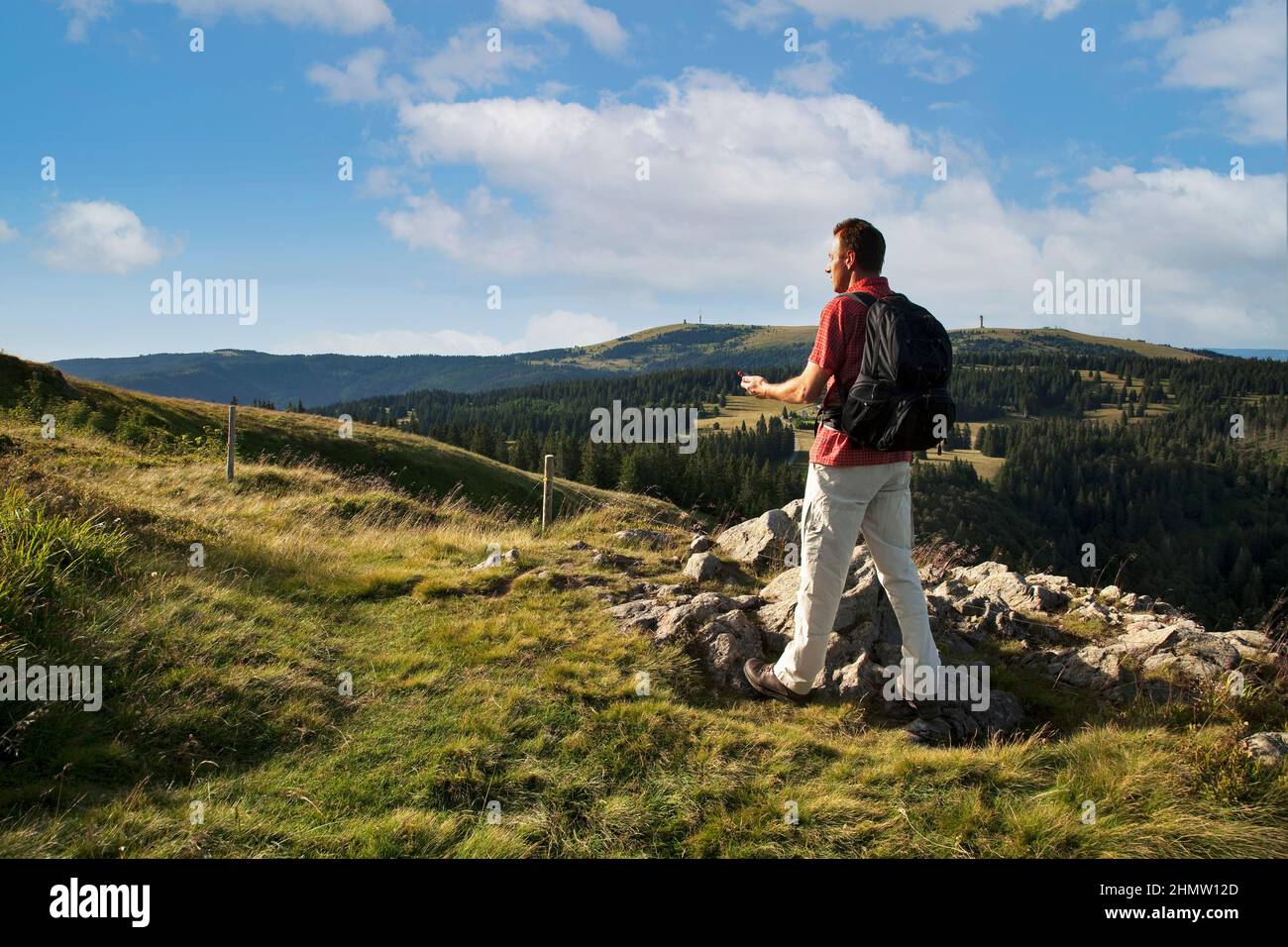 Single-Wanderer auf dem Herzogenhorn genießt den Blick auf den Feldberg im Schwarzwald, Baden-Württemberg, Deutschland Stockfoto
