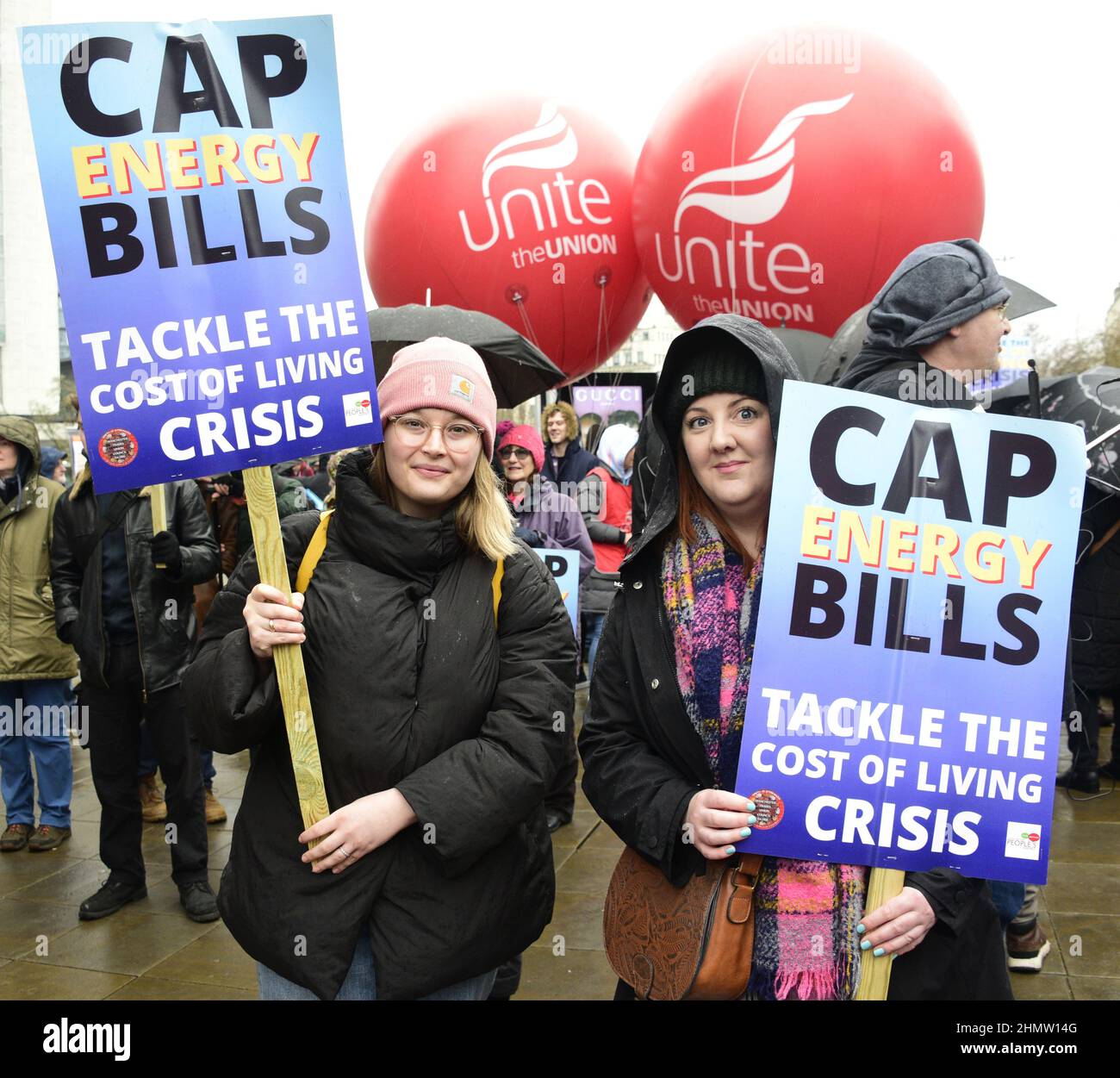 Manchester, Großbritannien, 12th. Februar 2022. Protest gegen hohe Energierechnungen, die vom Manchester Trades Council und der Manchester People's Assembly organisiert wurden - Sparmaßnahmen haben das ganze durchgemacht. Demonstranten versammelten sich in Piccadilly Gardens, im Zentrum von Manchester, Großbritannien, bevor sie durch das Stadtzentrum marschierten. Auch in anderen Städten des Vereinigten Königreichs finden Proteste statt. Die Organisatoren sagen: „Die Treibstoffrechnungen werden im April um weitere 54 % steigen, zur gleichen Zeit wie die Landesversicherung. Die RPI-Inflation liegt bereits bei 7,5 %. Die Mieten und Zinsen steigen.“ Quelle: Terry Waller/Alamy Live News Stockfoto