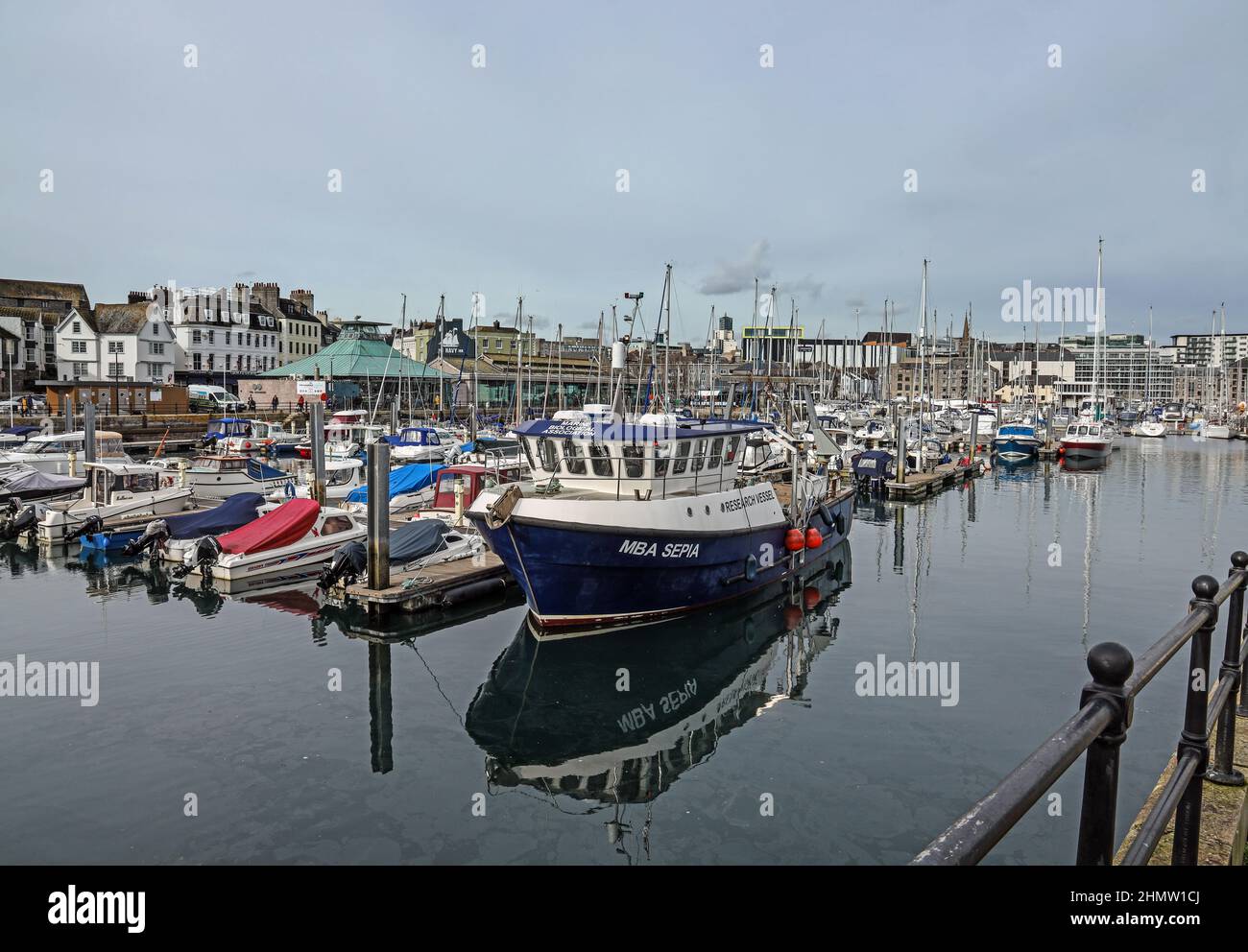 Plymouth Sutton Harbour, Binnenbecken, Yachten in Ruhe in einem sicheren Hafen. Im Vordergrund das MBA-Forschungsschiff Sepia. Stockfoto