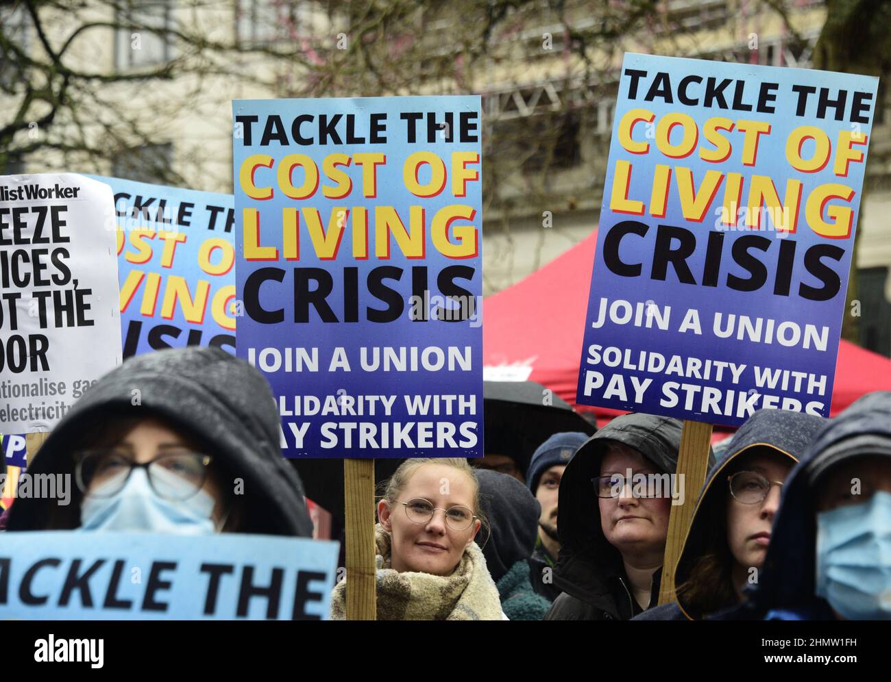 Manchester, Großbritannien, 12th. Februar 2022. Protest gegen hohe Energierechnungen, die vom Manchester Trades Council und der Manchester People's Assembly organisiert wurden - Sparmaßnahmen haben das ganze durchgemacht. Demonstranten versammelten sich in Piccadilly Gardens, im Zentrum von Manchester, Großbritannien, bevor sie durch das Stadtzentrum marschierten. Auch in anderen Städten des Vereinigten Königreichs finden Proteste statt. Die Organisatoren sagen: „Die Treibstoffrechnungen werden im April um weitere 54 % steigen, zur gleichen Zeit wie die Landesversicherung. Die RPI-Inflation liegt bereits bei 7,5 %. Die Mieten und Zinsen steigen.“ Quelle: Terry Waller/Alamy Live News Stockfoto