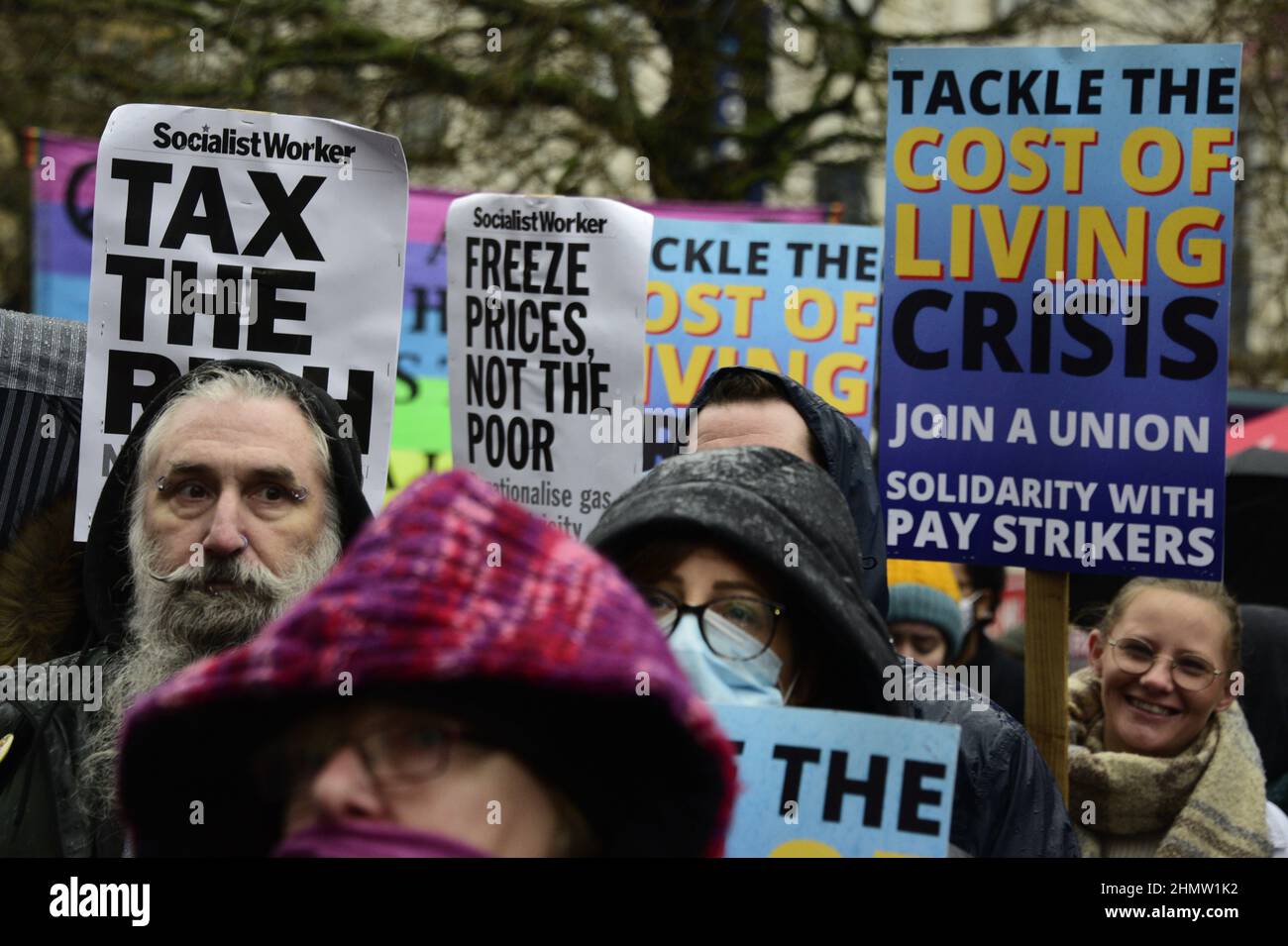 Manchester, Großbritannien, 12th. Februar 2022. Protest gegen hohe Energierechnungen, die vom Manchester Trades Council und der Manchester People's Assembly organisiert wurden - Sparmaßnahmen haben das ganze durchgemacht. Demonstranten versammelten sich in Piccadilly Gardens, im Zentrum von Manchester, Großbritannien, bevor sie durch das Stadtzentrum marschierten. Auch in anderen Städten des Vereinigten Königreichs finden Proteste statt. Die Organisatoren sagen: „Die Treibstoffrechnungen werden im April um weitere 54 % steigen, zur gleichen Zeit wie die Landesversicherung. Die RPI-Inflation liegt bereits bei 7,5 %. Die Mieten und Zinsen steigen.“ Quelle: Terry Waller/Alamy Live News Stockfoto