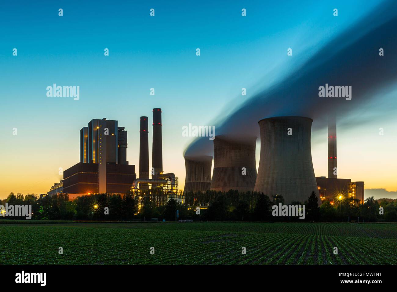 Kraftwerk bei Sonnenuntergang Stockfoto