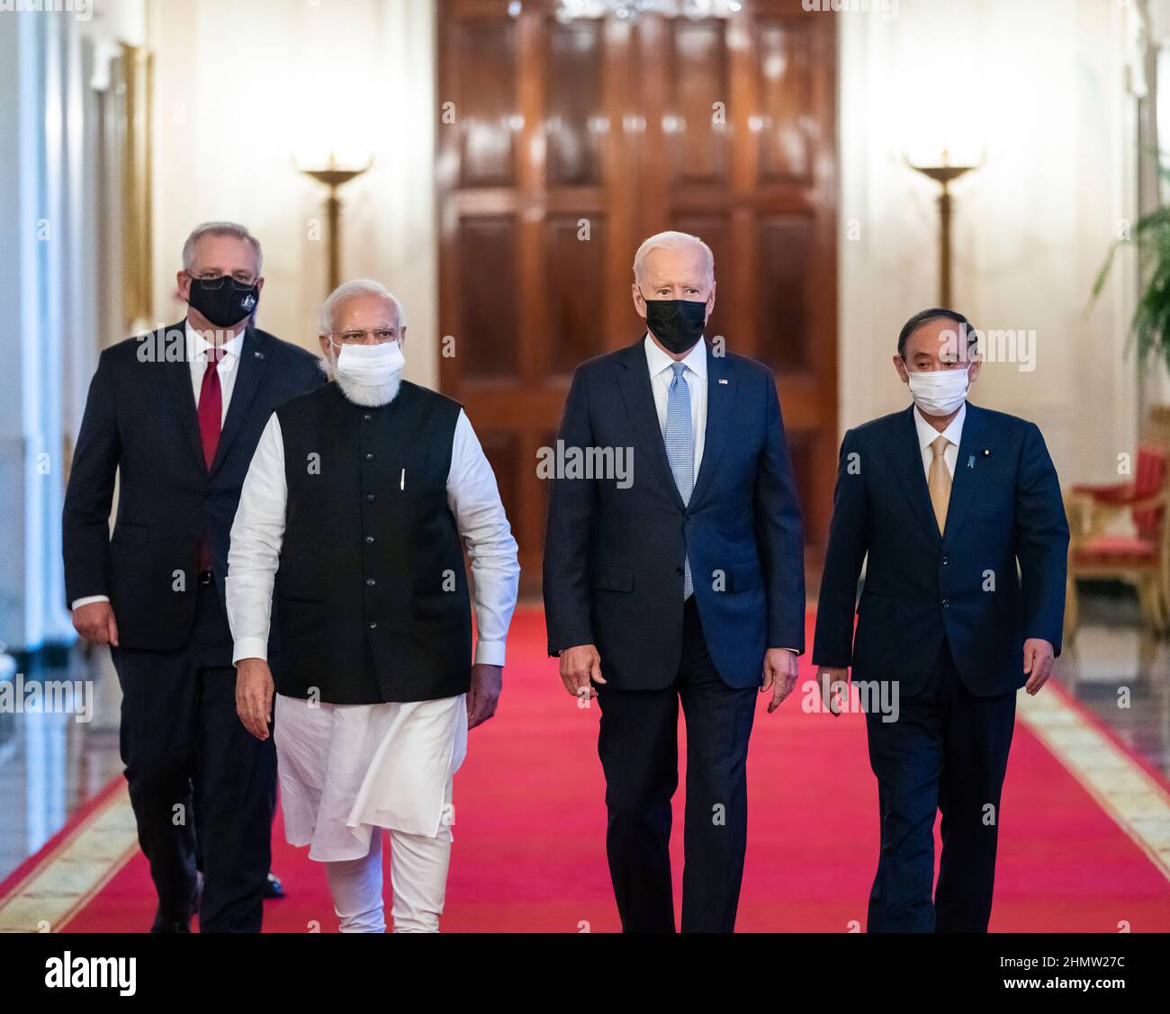 Präsident Joe Biden geht am Freitag, den 24. September 2021, mit dem australischen Premierminister Scott Morrison, dem indischen Premierminister Narendra Modi und dem japanischen Premierminister Yoshihide Suga von links durch die Kreuzeshalle des Weißen Hauses, bevor er am Quad Leaders’ Summit im East Room teilnimmt. (Offizielles Foto des Weißen Hauses von Adam Schultz) Stockfoto