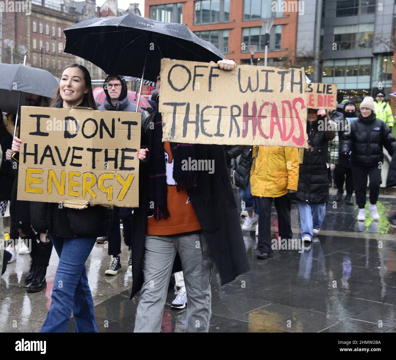 Manchester, Großbritannien, 12th. Februar 2022. Protest gegen hohe Energierechnungen, die vom Manchester Trades Council und der Manchester People's Assembly organisiert wurden - Sparmaßnahmen haben das ganze durchgemacht. Demonstranten versammelten sich in Piccadilly Gardens, im Zentrum von Manchester, Großbritannien, bevor sie durch das Stadtzentrum marschierten. Auch in anderen Städten des Vereinigten Königreichs finden Proteste statt. Die Organisatoren sagen: „Die Treibstoffrechnungen werden im April um weitere 54 % steigen, zur gleichen Zeit wie die Landesversicherung. Die RPI-Inflation liegt bereits bei 7,5 %. Die Mieten und Zinsen steigen.“ Quelle: Terry Waller/Alamy Live News Stockfoto