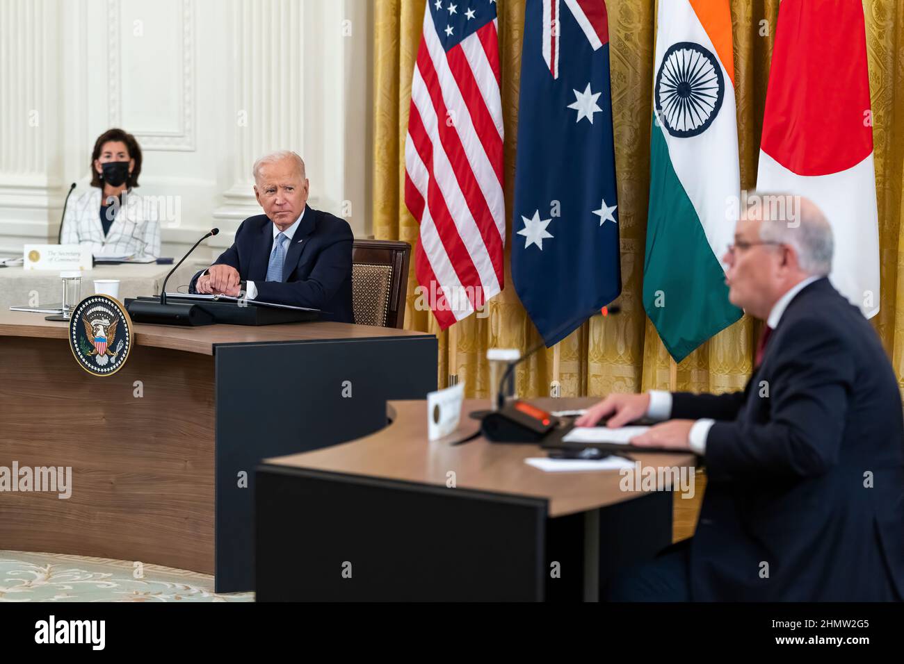 Präsident Joe Biden hört dem australischen Premierminister Scott Morrison während des Quad Leaders’ Summit am Freitag, den 24. September 2021, im East Room des Weißen Hauses zu. (Offizielles Foto des Weißen Hauses von Adam Schultz) Stockfoto
