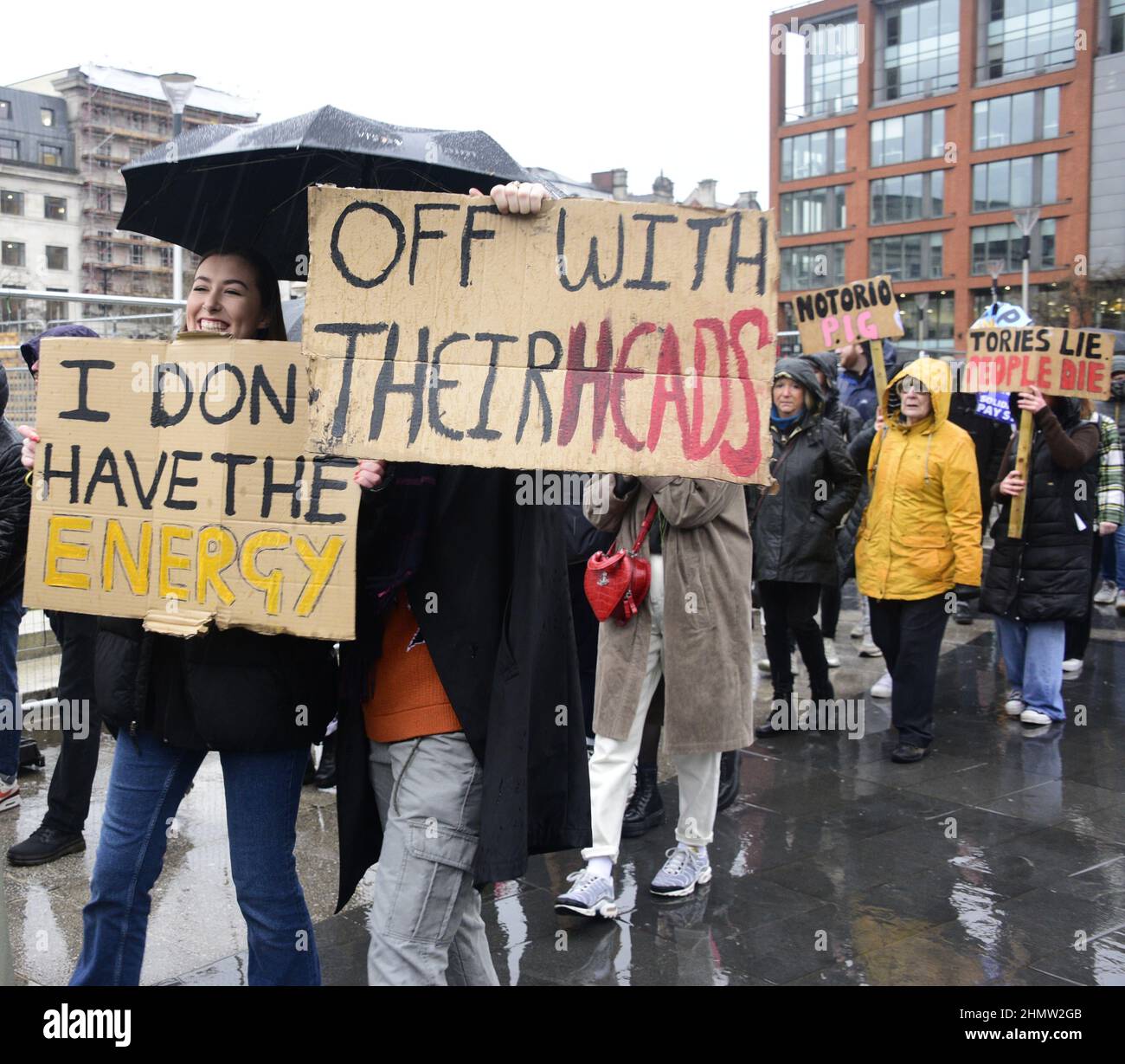 Manchester, Großbritannien, 12th. Februar 2022. Protest gegen hohe Energierechnungen, die vom Manchester Trades Council und der Manchester People's Assembly organisiert wurden - Sparmaßnahmen haben das ganze durchgemacht. Demonstranten versammelten sich in Piccadilly Gardens, im Zentrum von Manchester, Großbritannien, bevor sie durch das Stadtzentrum marschierten. Auch in anderen Städten des Vereinigten Königreichs finden Proteste statt. Die Organisatoren sagen: „Die Treibstoffrechnungen werden im April um weitere 54 % steigen, zur gleichen Zeit wie die Landesversicherung. Die RPI-Inflation liegt bereits bei 7,5 %. Die Mieten und Zinsen steigen.“ Quelle: Terry Waller/Alamy Live News Stockfoto
