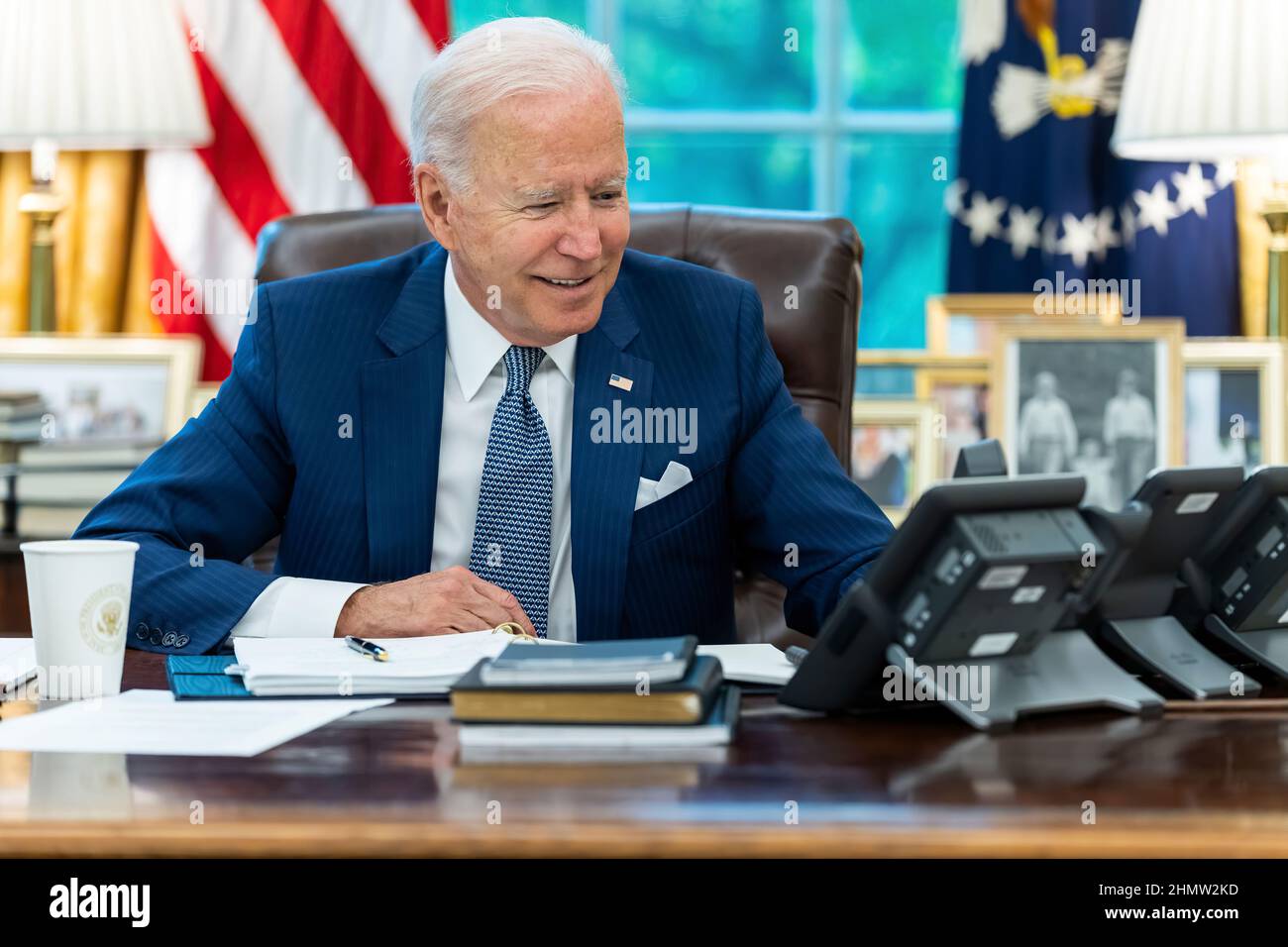 Präsident Joe Biden telefoniert am Mittwoch, den 22. September 2021, mit dem französischen Präsidenten Emmanuel Macron im Oval Office. (Offizielles Foto des Weißen Hauses von Adam Schultz) Stockfoto