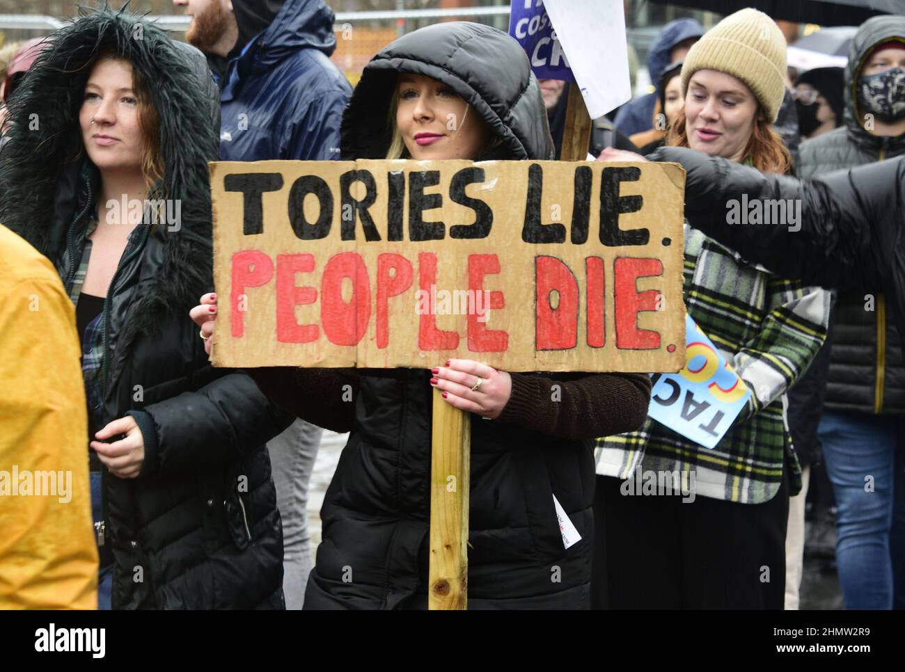 Manchester, Großbritannien, 12th. Februar 2022. Protest gegen hohe Energierechnungen, die vom Manchester Trades Council und der Manchester People's Assembly organisiert wurden - Sparmaßnahmen haben das ganze durchgemacht. Demonstranten versammelten sich in Piccadilly Gardens, im Zentrum von Manchester, Großbritannien. Auch in anderen Städten des Vereinigten Königreichs finden Proteste statt. Die Organisatoren sagen: „Die Treibstoffrechnungen werden im April um weitere 54 % steigen, zur gleichen Zeit wie die Landesversicherung. Die RPI-Inflation liegt bereits bei 7,5 %. Die Mieten und Zinsen steigen.“ Quelle: Terry Waller/Alamy Live News Stockfoto