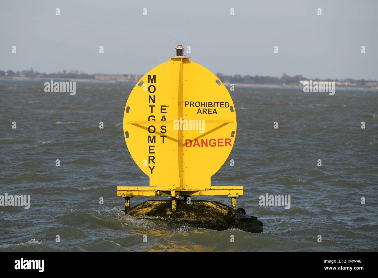 Sheerness, Kent, Großbritannien. 12th. Februar 2022. Das Wrack der SS Richard Montgomery, das im August 1944 in der Themse-Mündung vor Sheerness Kent versank. Das Schiff lief im Jahr WW2 auf Grund und enthält noch 1.400 Tonnen Sprengstoff. Jetzt, 78 Jahre nach dem Untergang der Royal Naval Bombenentsorgung, wurden Experten gerufen, um das Wrack sicher zu machen, indem zunächst die Masten der Schiffe entfernt wurden, die innerhalb der Sperrzone sichtbar geblieben sind Das Schiff. Quelle: MARTIN DALTON/Alamy Live News Stockfoto