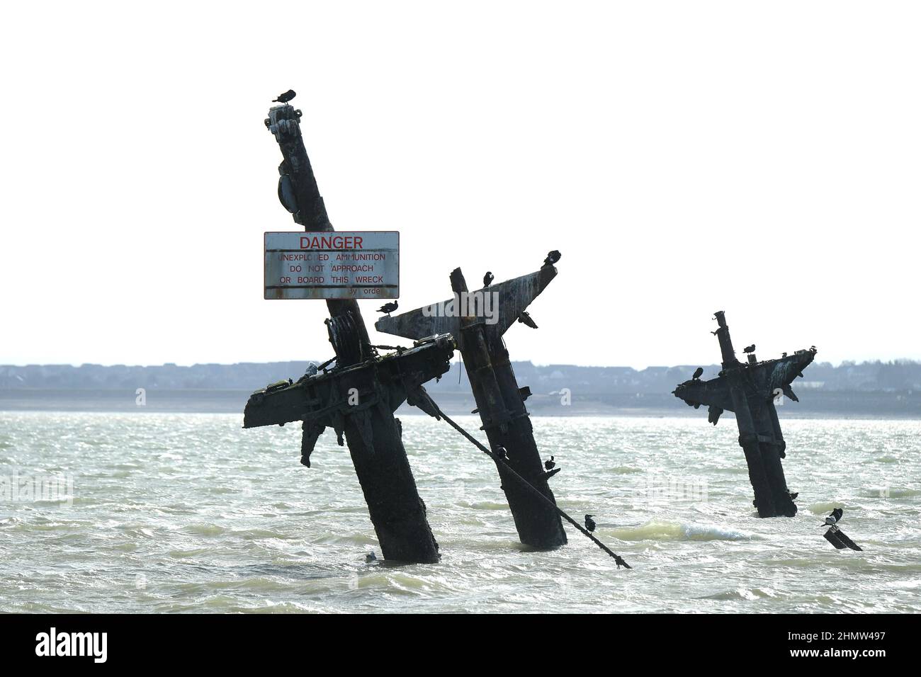 Sheerness, Kent, Großbritannien. 12th. Februar 2022. Das Wrack der SS Richard Montgomery, das im August 1944 in der Themse-Mündung vor Sheerness Kent versank. Das Schiff lief im Jahr WW2 auf Grund und enthält noch 1.400 Tonnen Sprengstoff. Jetzt, 78 Jahre nach dem Untergang der Royal Naval Bombenentsorgung, wurden Experten gerufen, um das Wrack sicher zu machen, indem zunächst die Masten der Schiffe entfernt wurden, die innerhalb der Sperrzone sichtbar geblieben sind Das Schiff. Quelle: MARTIN DALTON/Alamy Live News Stockfoto