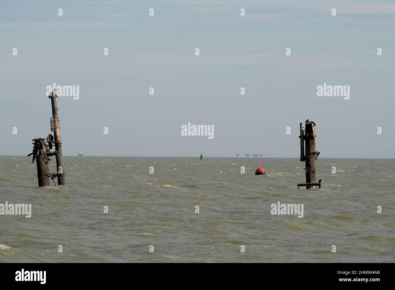 Sheerness, Kent, Großbritannien. 12th. Februar 2022. Das Wrack der SS Richard Montgomery, das im August 1944 in der Themse-Mündung vor Sheerness Kent versank. Das Schiff lief im Jahr WW2 auf Grund und enthält noch 1.400 Tonnen Sprengstoff. Jetzt, 78 Jahre nach dem Untergang der Royal Naval Bombenentsorgung, wurden Experten gerufen, um das Wrack sicher zu machen, indem zunächst die Masten der Schiffe entfernt wurden, die innerhalb der Sperrzone sichtbar geblieben sind Das Schiff. Quelle: MARTIN DALTON/Alamy Live News Stockfoto