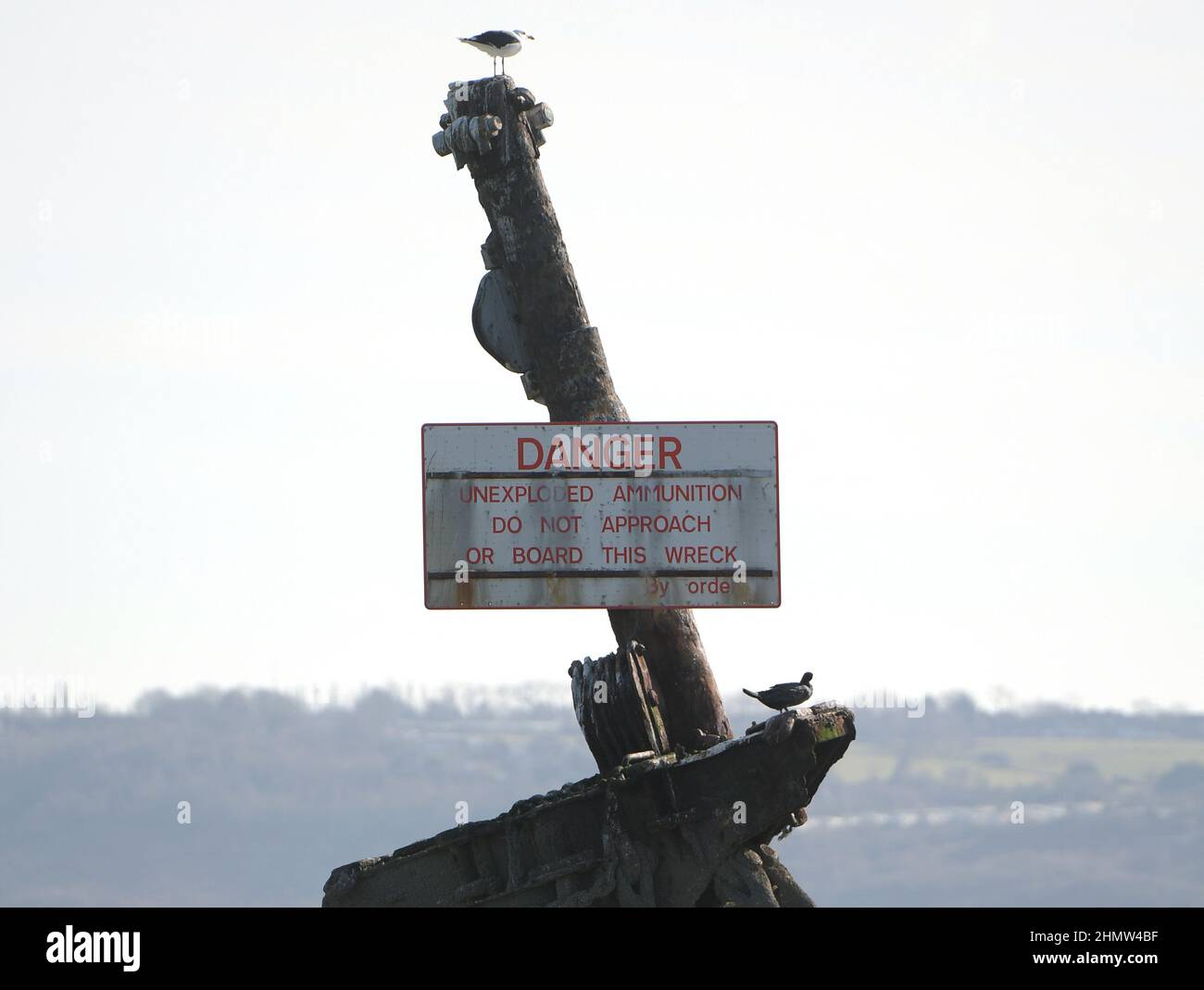 Sheerness, Kent, Großbritannien. 12th. Februar 2022. Das Wrack der SS Richard Montgomery, das im August 1944 in der Themse-Mündung vor Sheerness Kent versank. Das Schiff lief im Jahr WW2 auf Grund und enthält noch 1.400 Tonnen Sprengstoff. Jetzt, 78 Jahre nach dem Untergang der Royal Naval Bombenentsorgung, wurden Experten gerufen, um das Wrack sicher zu machen, indem zunächst die Masten der Schiffe entfernt wurden, die innerhalb der Sperrzone sichtbar geblieben sind Das Schiff. Quelle: MARTIN DALTON/Alamy Live News Stockfoto