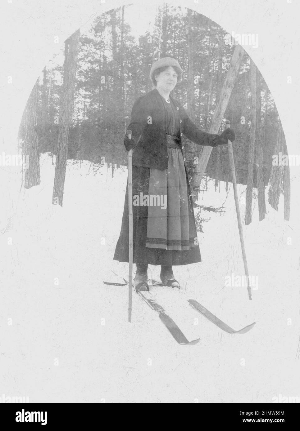 Authentisches Vintage-Foto aus dem frühen 20th. Jahrhundert von Frauen mittleren Alters beim Skifahren in Schweden Stockfoto