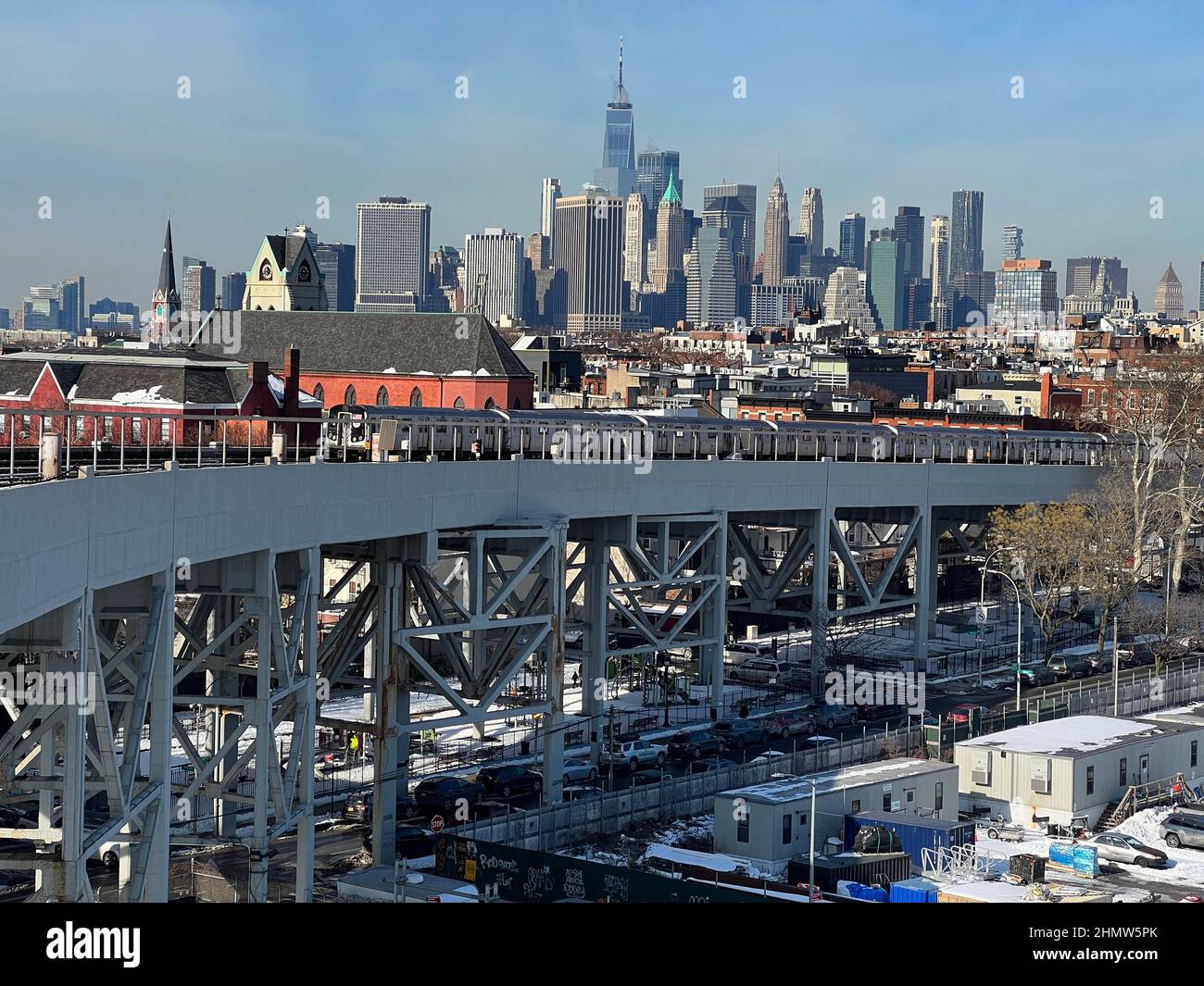 Über den Vierteln Carroll Gardens und Gowanus in Brooklyn erhebt sich ein erhöhtes Gitter mit der F-Bahn, wobei sich die Skyline von Manhattan am Horizont im Nordwesten erhebt. Stockfoto