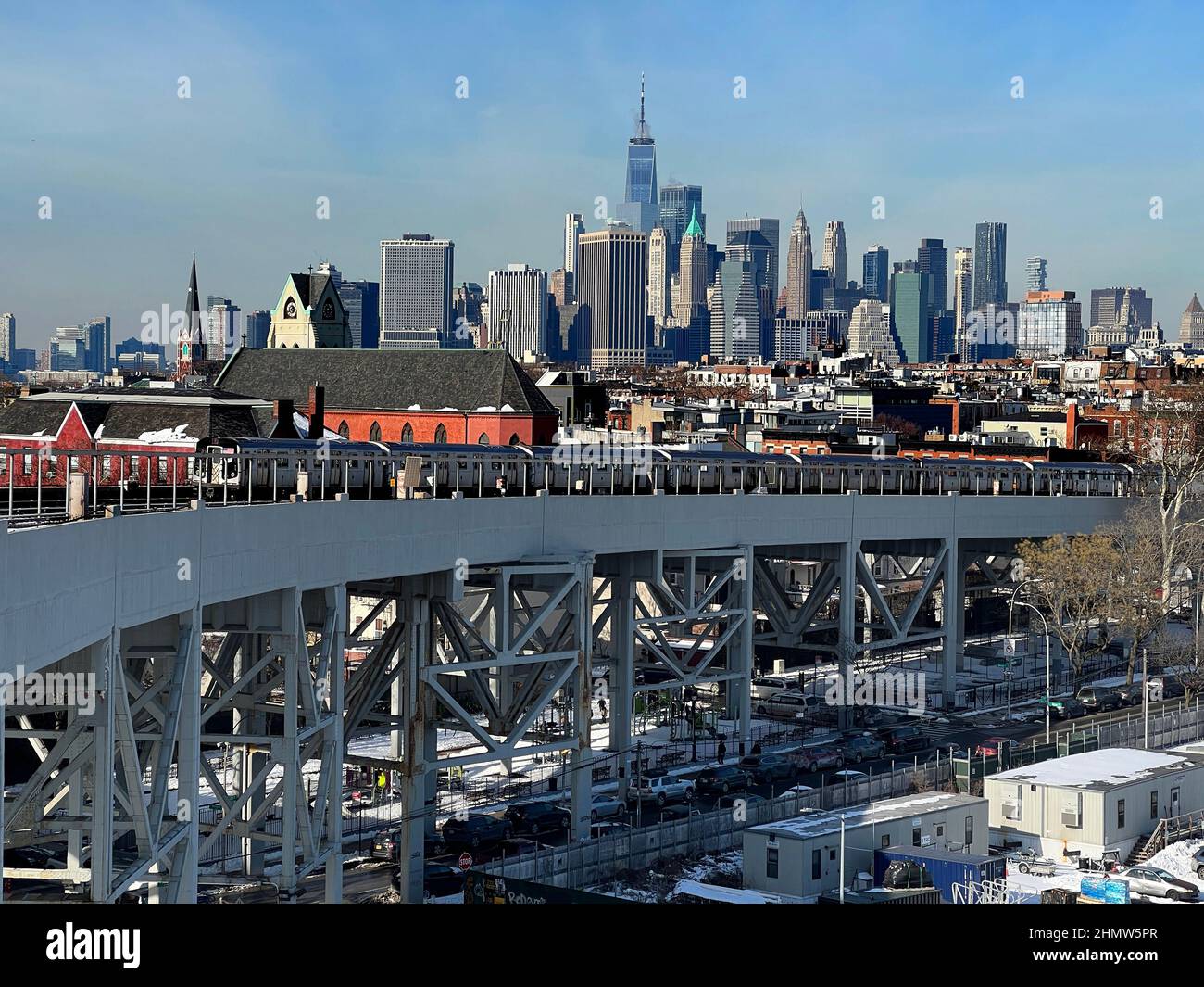 Über den Vierteln Carroll Gardens und Gowanus in Brooklyn erhebt sich ein erhöhtes Gitter mit der F-Bahn, wobei sich die Skyline von Manhattan am Horizont im Nordwesten erhebt. Stockfoto