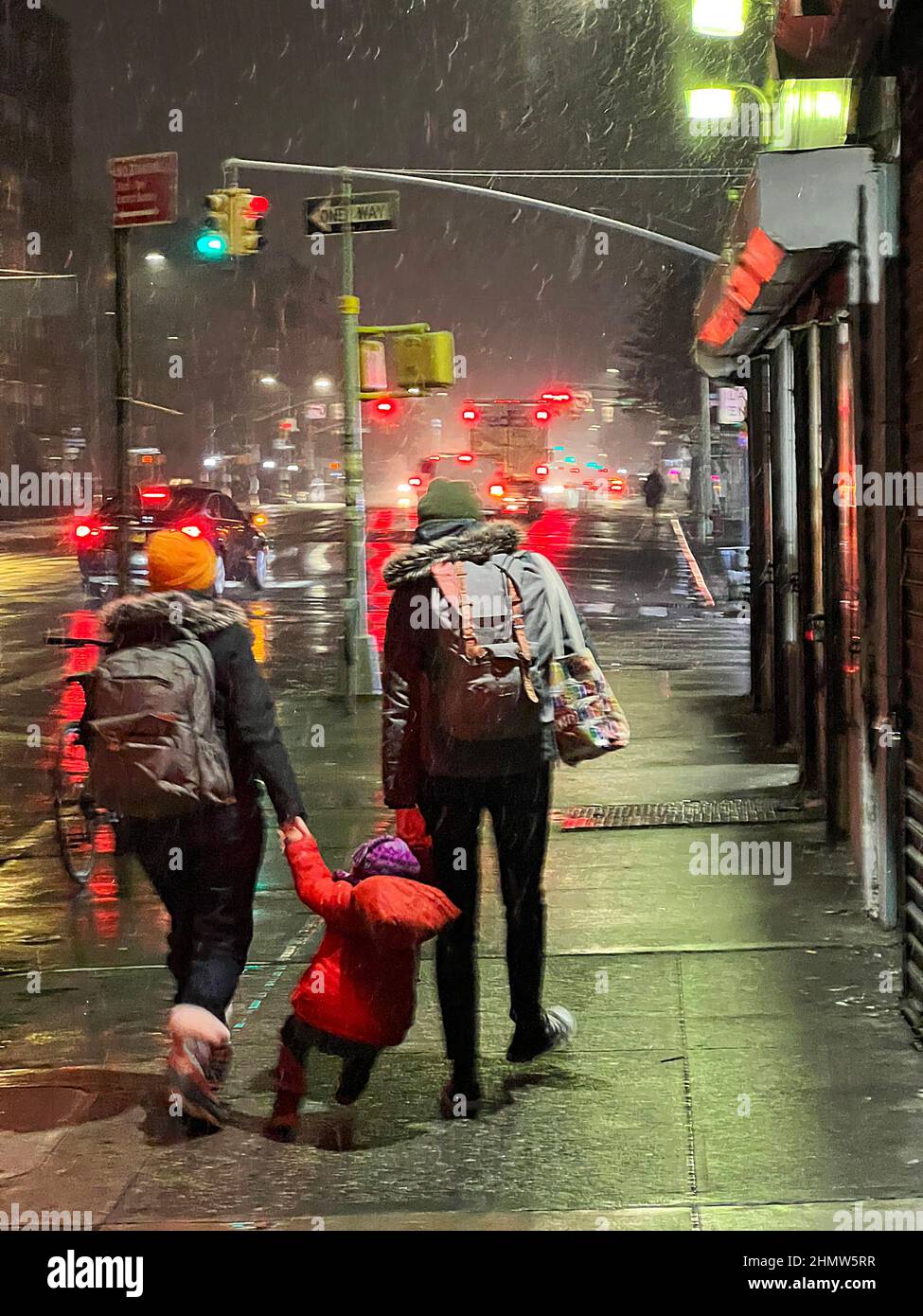 Auf der Church Avenue beginnt am Abend im Stadtteil Kensington in der Nähe der East 7th Street in Brooklyn, New Yortk, Schnee zu fallen. Stockfoto