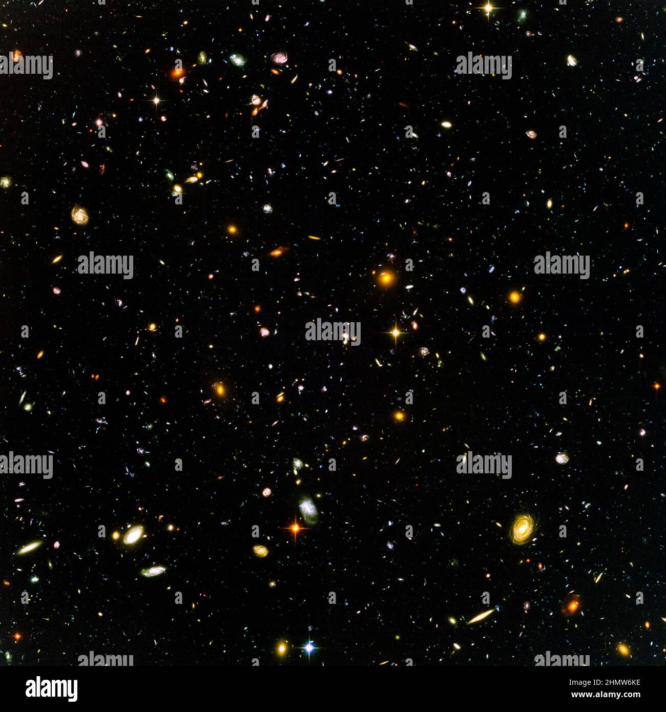Hubble Ultra Deep Field (zusammengesetztes Bild) Diese beeindruckende Ansicht von Tausenden von Galaxien wurde über 11 Tage vom Weltraumteleskop Hubble aufgenommen, das auf einen Bereich des Himmels ausgerichtet ist, der etwa die Größe der Pupille deines Auges hat, die von der Erde aus dunkel aussieht. Stockfoto