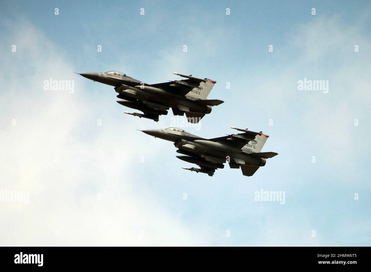 2 F16 Kampfflugzeuge deitschten um die Skys zu verteidigen Stockfoto