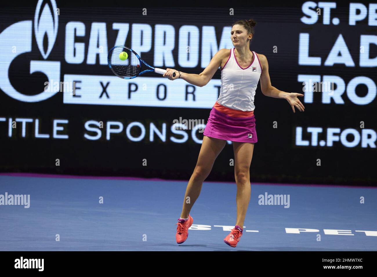 Irina-Camelia Begu aus Rumänien spielt während des St. Petersburg Ladies Trophy 2022 Tennisturniers gegen Maria Sakkari aus Griechenland. Endpartitur: (Maria Sakkari 2-1 Irina-Camelia Begu) (Foto von Maksim Konstantinov / SOPA Image/Sipa USA) Stockfoto