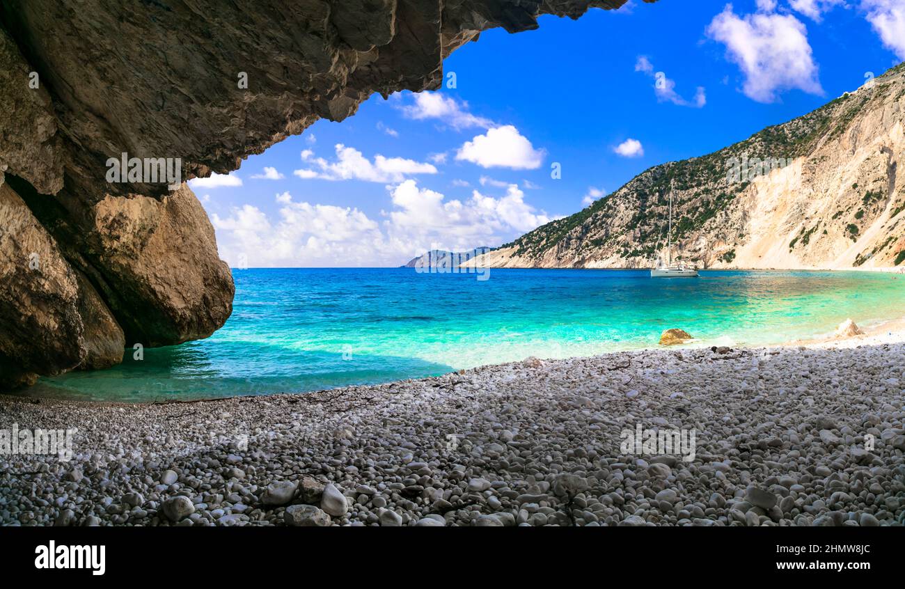 Griechische Sommerferien. Landschaftlich reizvoller Strand der Insel Kefalonia (Kefalonia) - Myrtos mit kristallklarem Meer. Ionische Inseln von Griechenland Stockfoto