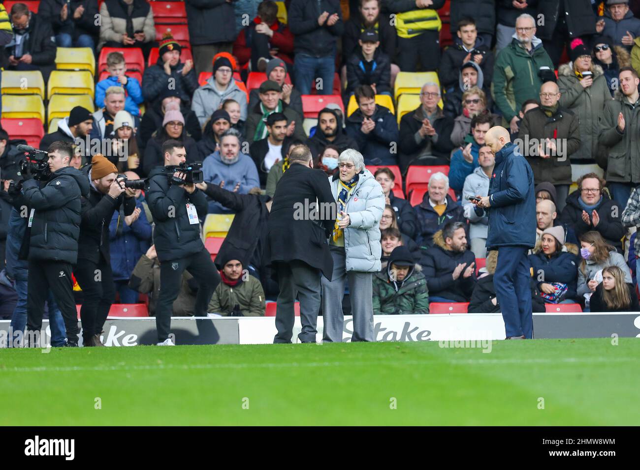 Watford, Großbritannien. 12th. Februar 2022 ; Vicarage Road, Watford, Herts, England; Premier League Football, Watford gegen Brighton &amp; Hove Albion; Watfords Ann Swanson, die in der Halbzeit anerkannt wurde. Kredit: Aktion Plus Sport Bilder/Alamy Live Nachrichten Stockfoto