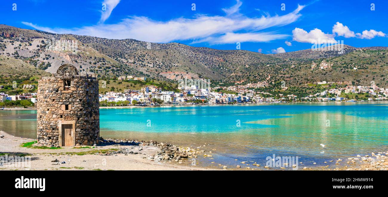 Malerische Landschaft mit alter Windmühle und kristallklarem Wasser in Elounda. Kreta, Griechenland Stockfoto