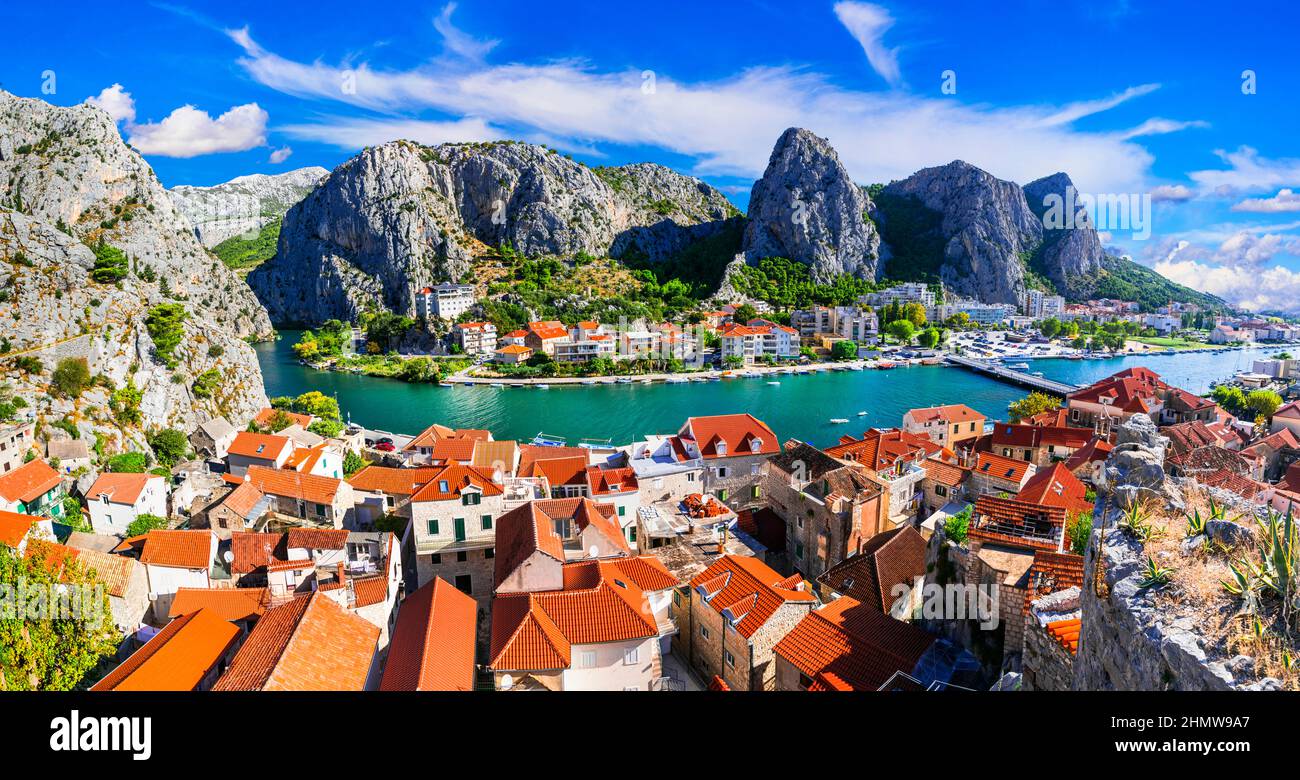 Wahrzeichen Kroatiens - beeindruckende Stadt Omis, umgeben von Bergschlucht, über dem Fluss Cetina. Beliebtes Ausflugsziel für Tousrit Stockfoto