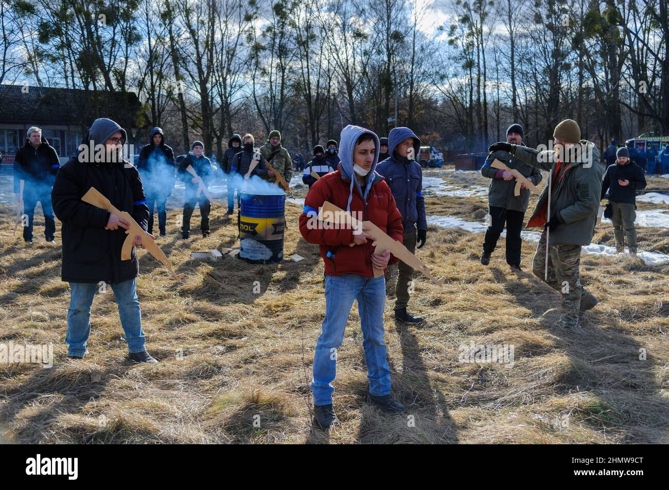 Ukrainer während eines offenen militärischen Trainings für Zivilisten, das vom Verteidigungshauptquartier der Region Lemberg auf dem Schießstand von Lemberg im Rahmen der „Don't Panic!“ organisiert wurde. Bereiten Sie Sich Vor! Kampagne, inmitten der Drohung der russischen Invasion. Stockfoto