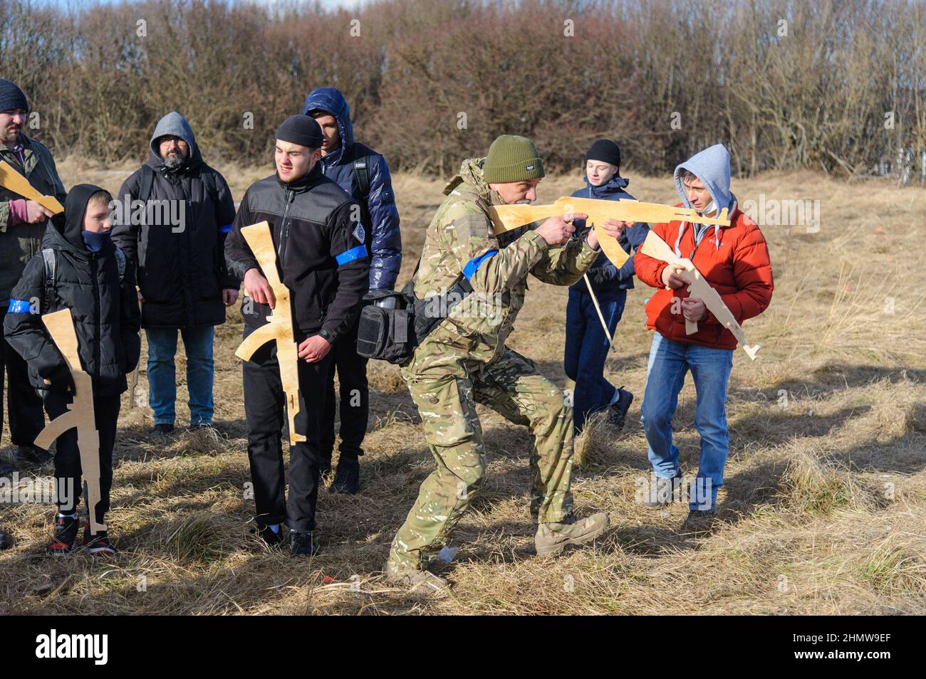 Ukrainer während eines offenen militärischen Trainings für Zivilisten, das vom Verteidigungshauptquartier der Region Lemberg auf dem Schießstand von Lemberg im Rahmen der „Don't Panic!“ organisiert wurde. Bereiten Sie Sich Vor! Kampagne, inmitten der Drohung der russischen Invasion. Stockfoto