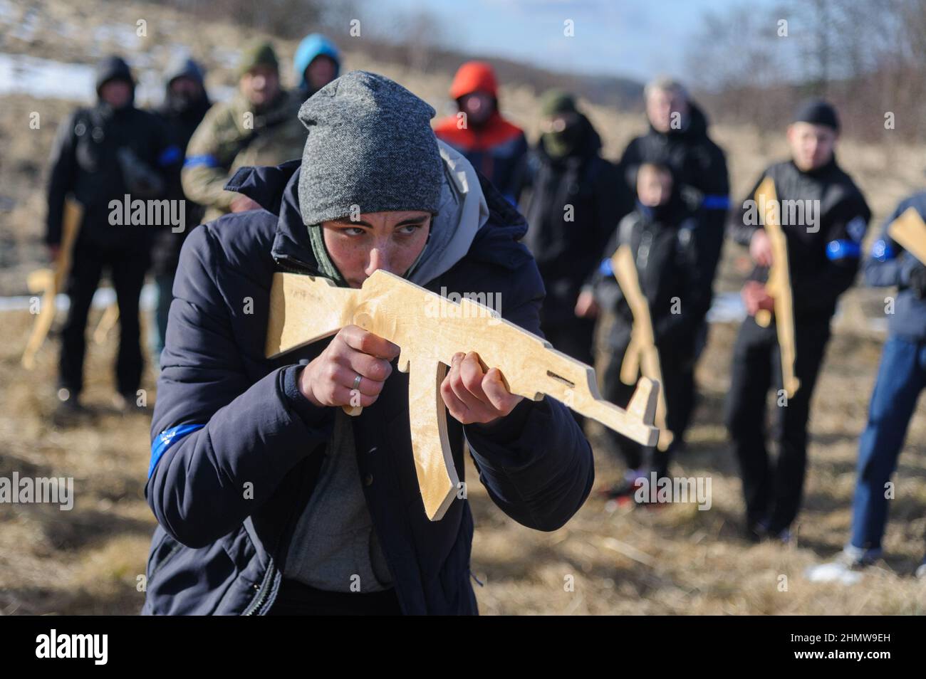 Ukrainer während eines offenen militärischen Trainings für Zivilisten, das vom Verteidigungshauptquartier der Region Lemberg auf dem Schießstand von Lemberg im Rahmen der „Don't Panic!“ organisiert wurde. Bereiten Sie Sich Vor! Kampagne, inmitten der Drohung der russischen Invasion. Stockfoto