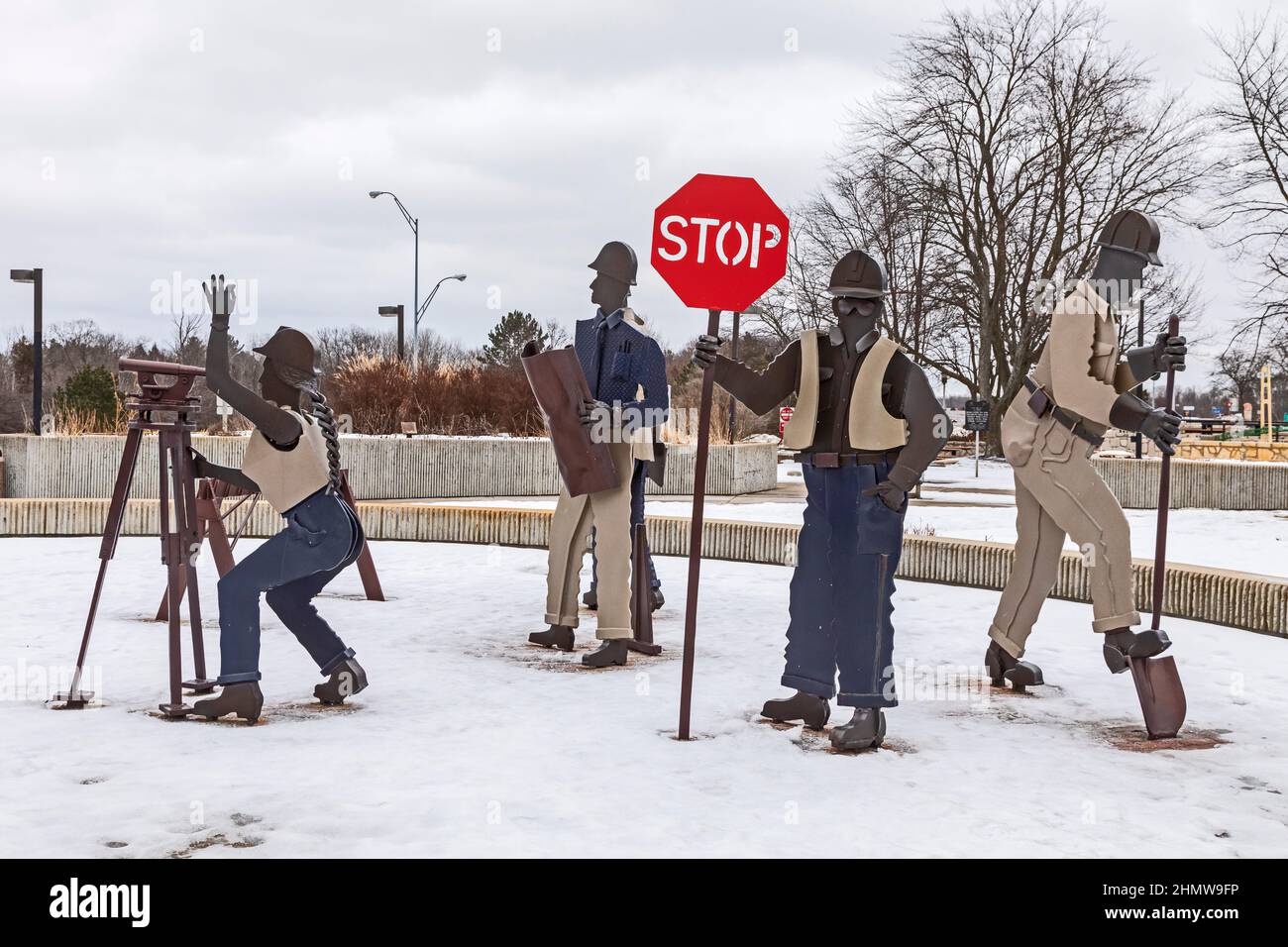 Clare, Michigan - Skulpturen von Straßenbauarbeitern erinnern an Mitarbeiter, die während der Arbeit an den Highways des Staates Michigan getötet wurden. Artist Car Stockfoto