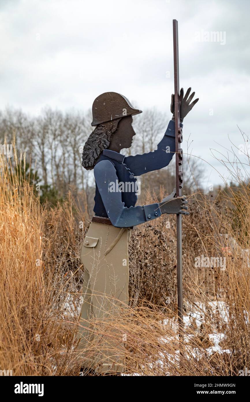 Clare, Michigan - Skulpturen von Straßenbauarbeitern erinnern an Mitarbeiter, die während der Arbeit an den Highways des Staates Michigan getötet wurden. Artist Car Stockfoto
