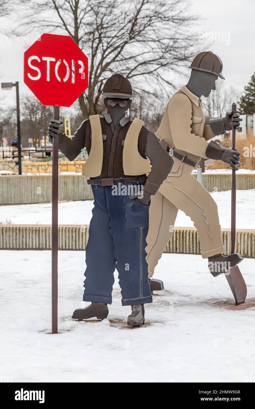 Clare, Michigan - Skulpturen von Straßenbauarbeitern erinnern an Mitarbeiter, die während der Arbeit an den Highways des Staates Michigan getötet wurden. Artist Car Stockfoto