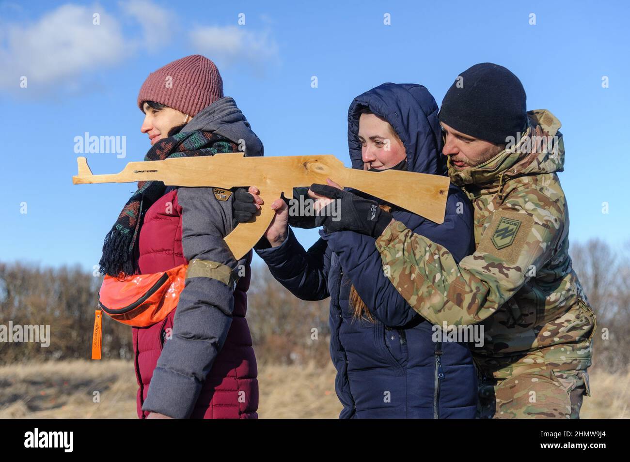 Ukrainer während eines offenen militärischen Trainings für Zivilisten, das vom Verteidigungshauptquartier der Region Lemberg auf dem Schießstand von Lemberg im Rahmen der „Don't Panic!“ organisiert wurde. Bereiten Sie Sich Vor! Kampagne, inmitten der Drohung der russischen Invasion. Stockfoto