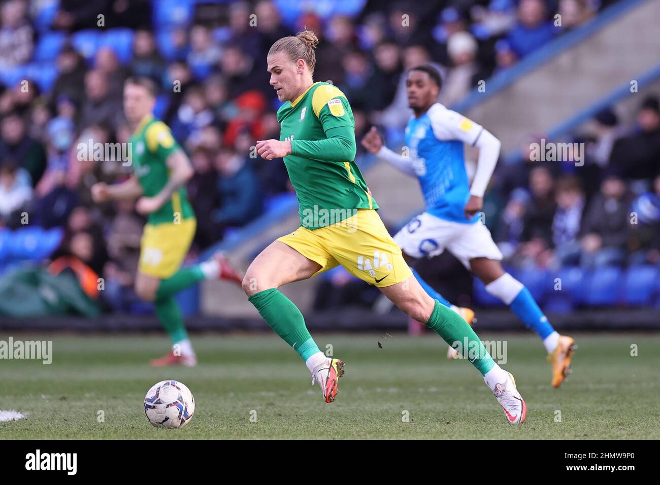 PETERBOROUGH, GROSSBRITANNIEN. FEBRUAR 12TH. Brad Potts von Preston North End läuft mit dem Ball während des Sky Bet Championship-Spiels zwischen Peterborough United und Preston North End im Weston Homes Stadium, Peterborough am Samstag, 12th. Februar 2022. (Kredit: James Holyoak | MI News) Kredit: MI Nachrichten & Sport /Alamy Live News Stockfoto