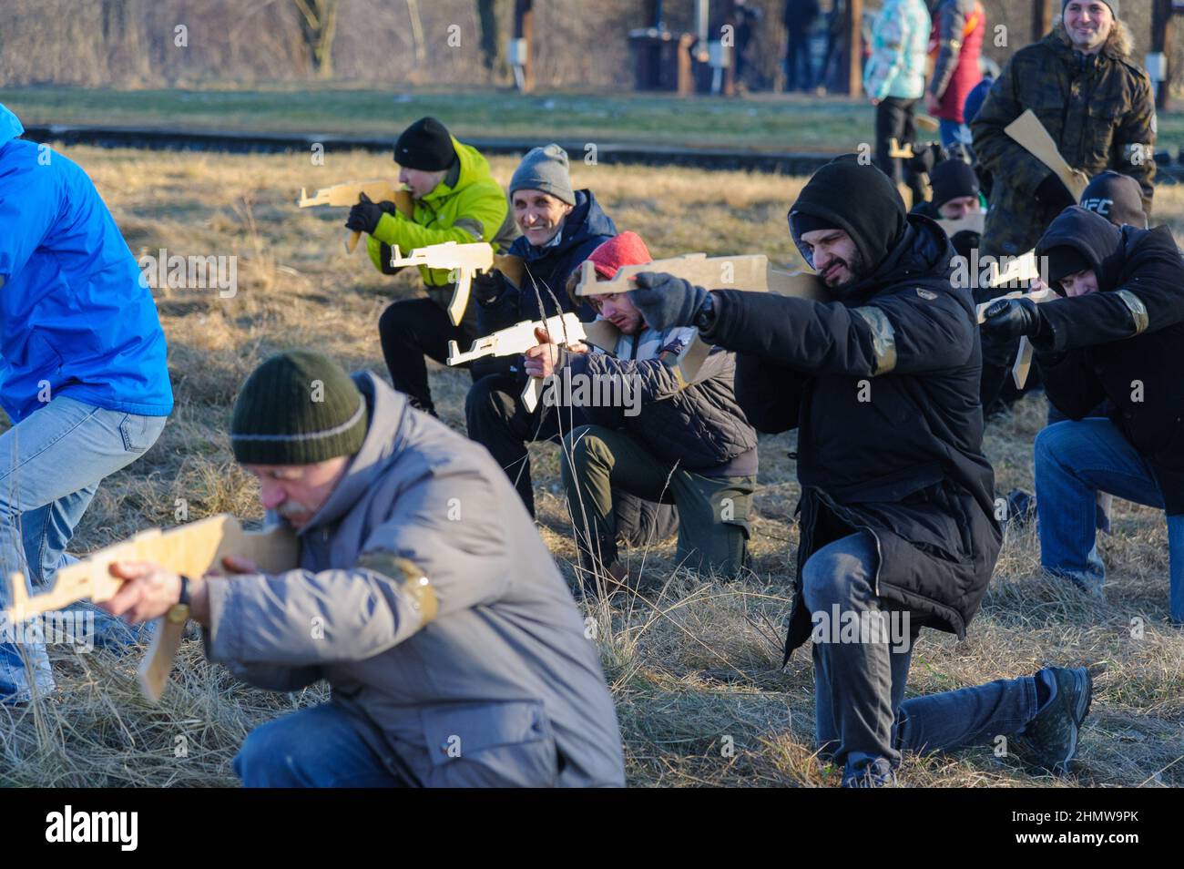 Ukrainer während eines offenen militärischen Trainings für Zivilisten, das vom Verteidigungshauptquartier der Region Lemberg auf dem Schießstand von Lemberg im Rahmen der „Don't Panic!“ organisiert wurde. Bereiten Sie Sich Vor! Kampagne, inmitten der Drohung der russischen Invasion. Stockfoto