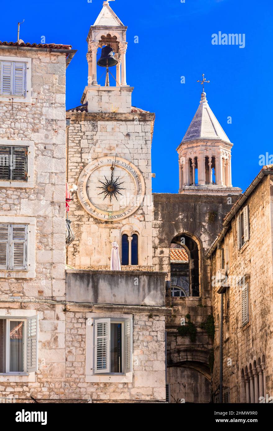 Kroatien Reisen und Sehenswürdigkeiten. Split - alte römische gut erhaltene Stadt. Blick auf den Turm mit Uhren in der Innenstadt Stockfoto