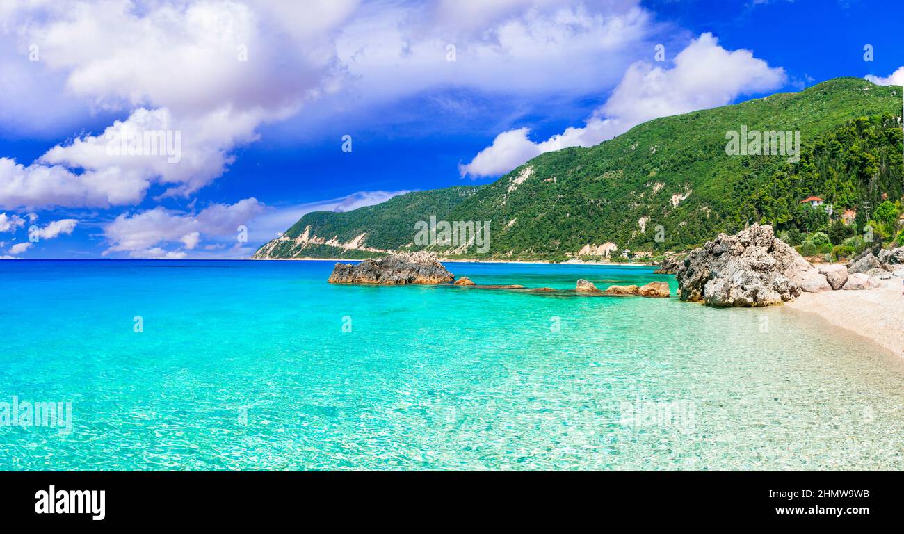 Lefkada, Ionische Insel von Griechenland. Erstaunliches türkisfarbenes Meer von wunderschönem Strand Agios Nikitas. Stockfoto